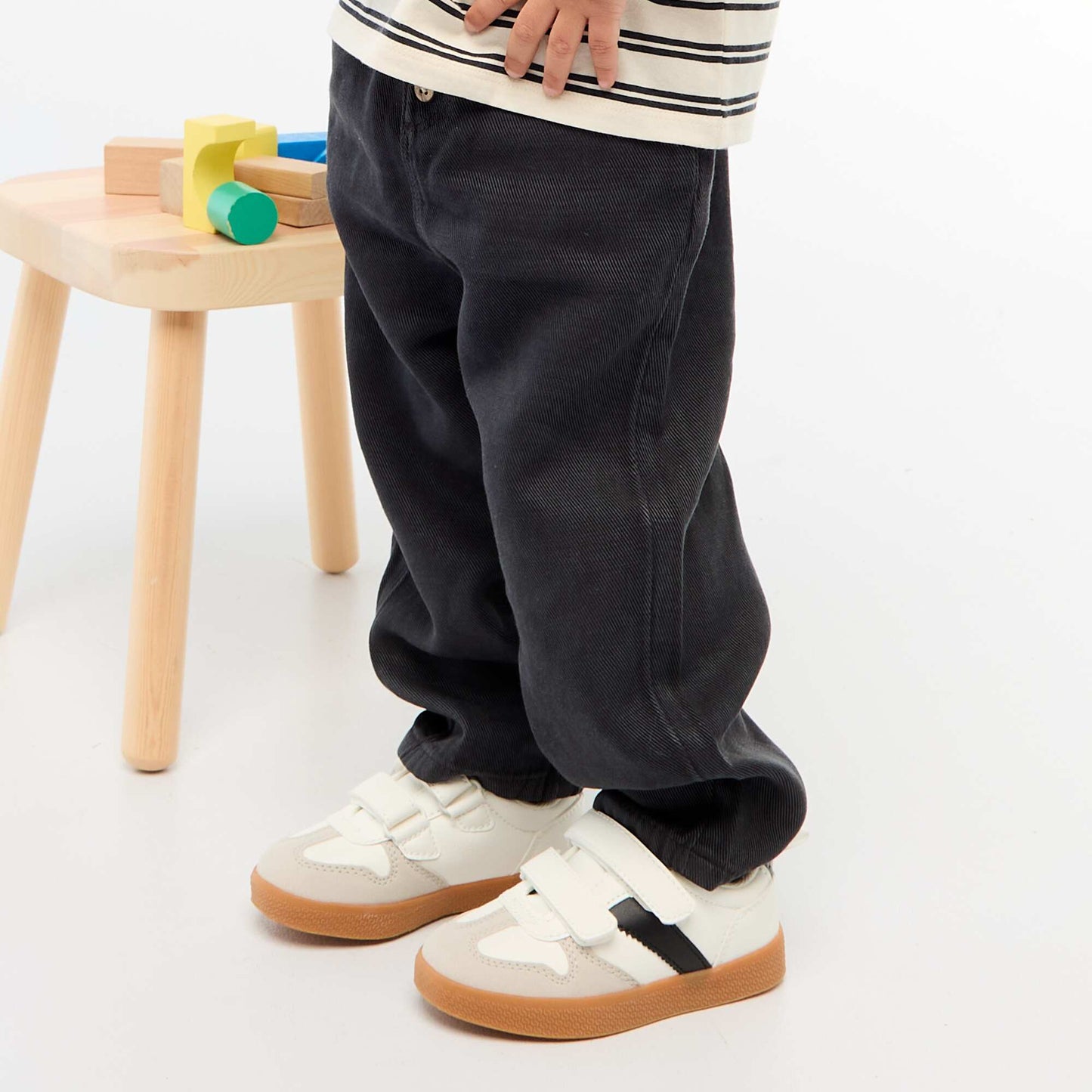 Pantalon uni en matière douce avec coupe relax fit NOIR