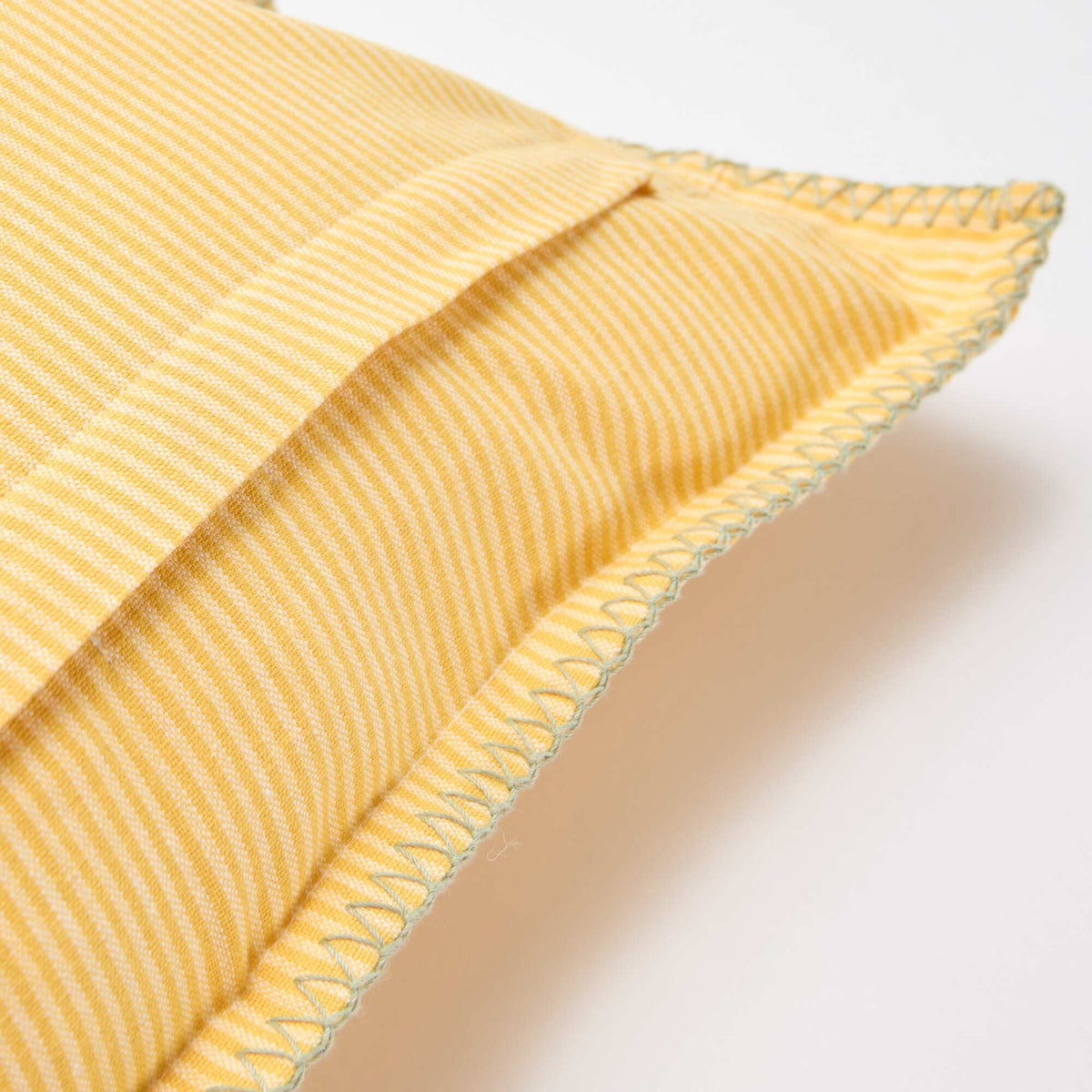 Housse de coussin brodée JAUNE