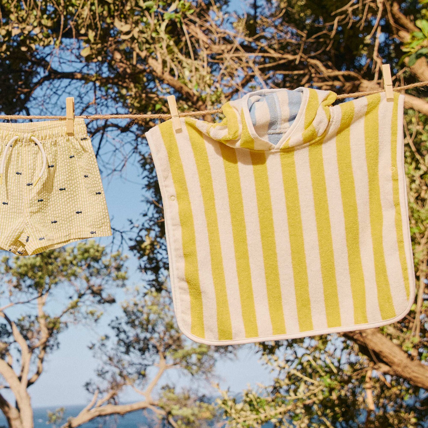 Cape de bain réversible en éponge JAUNE