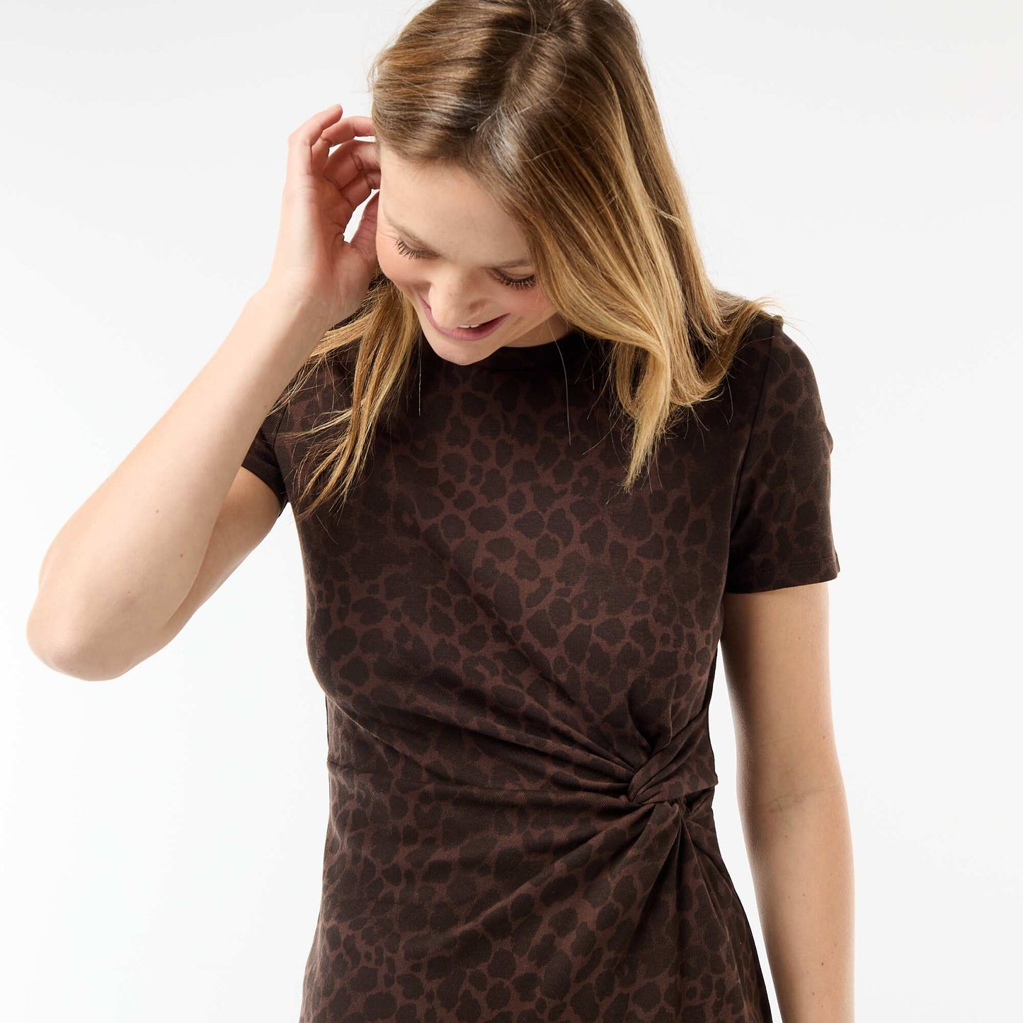 Robe t-shirt courte avec nœud fantaisie MARRON
