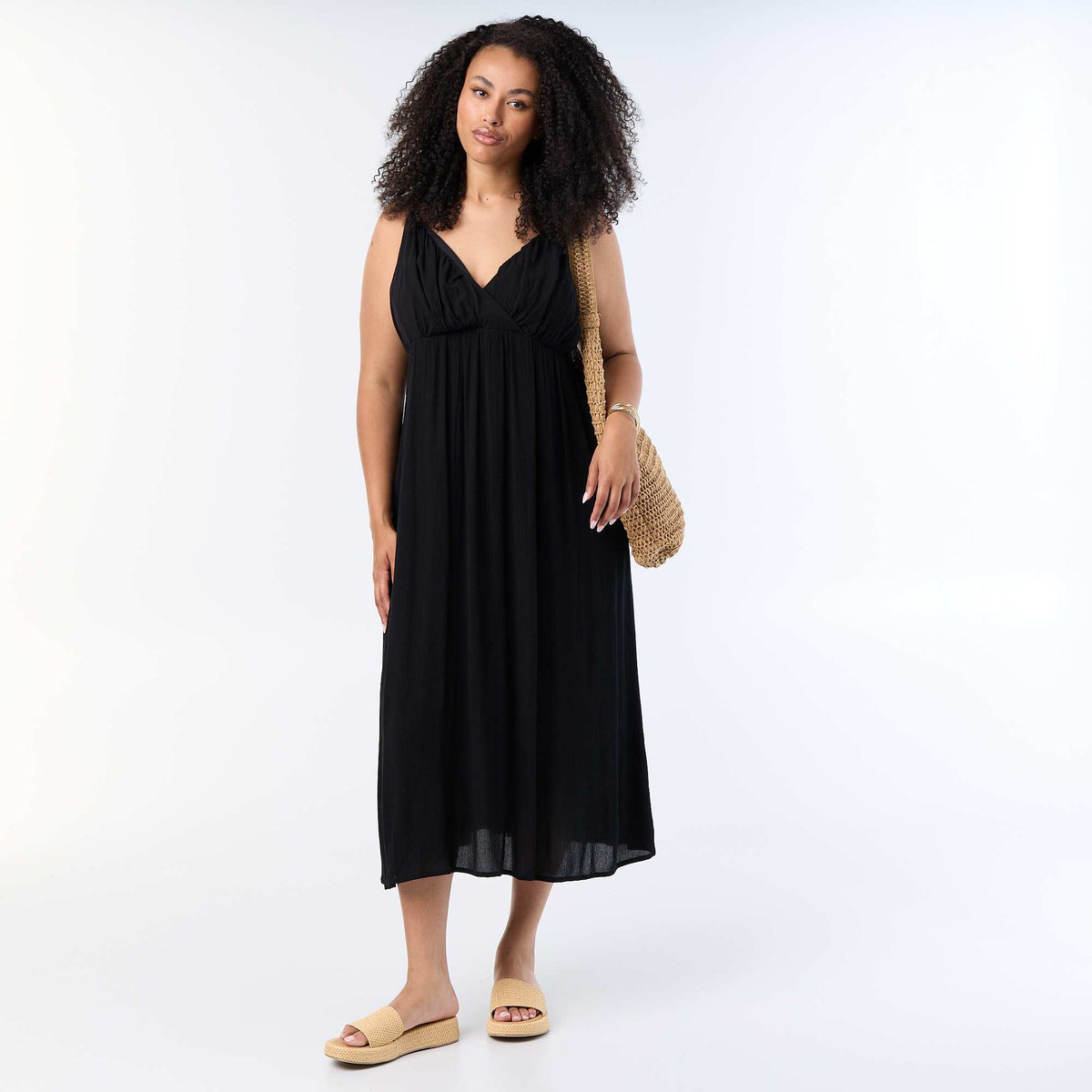 Robe longue en maille crêpée fines bretelles NOIR