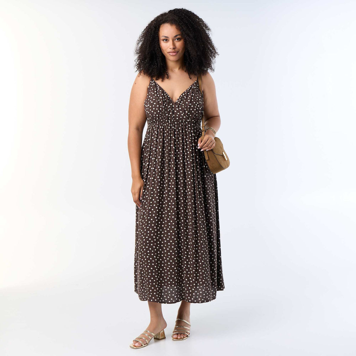 Robe longue en maille crêpée fines bretelles MARRON