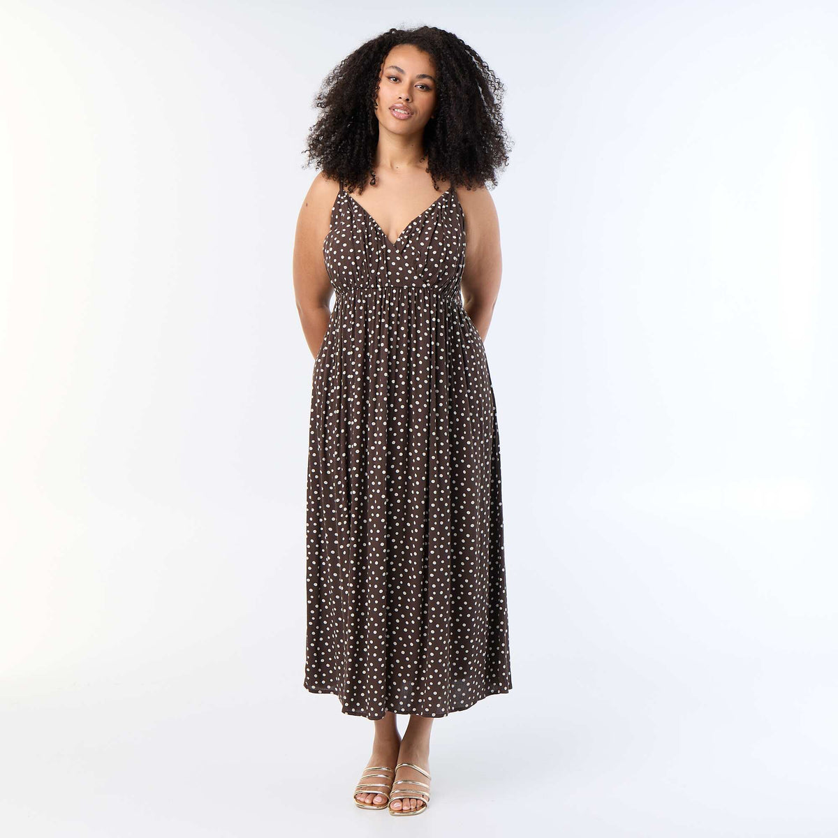 Robe longue en maille crêpée fines bretelles MARRON