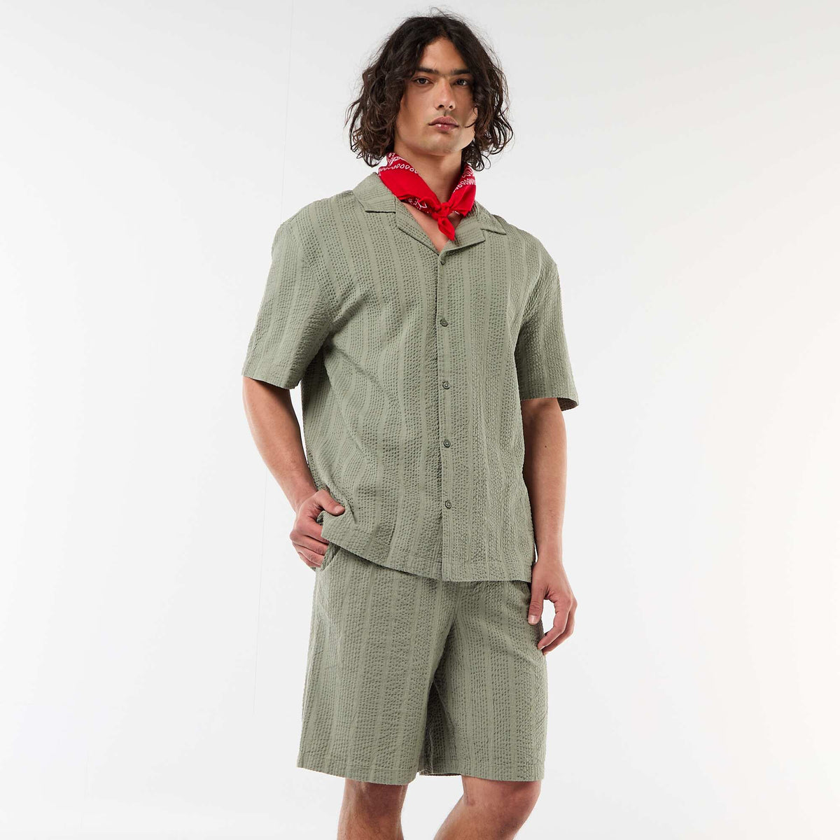 Bermuda en matière type crépon VERT
