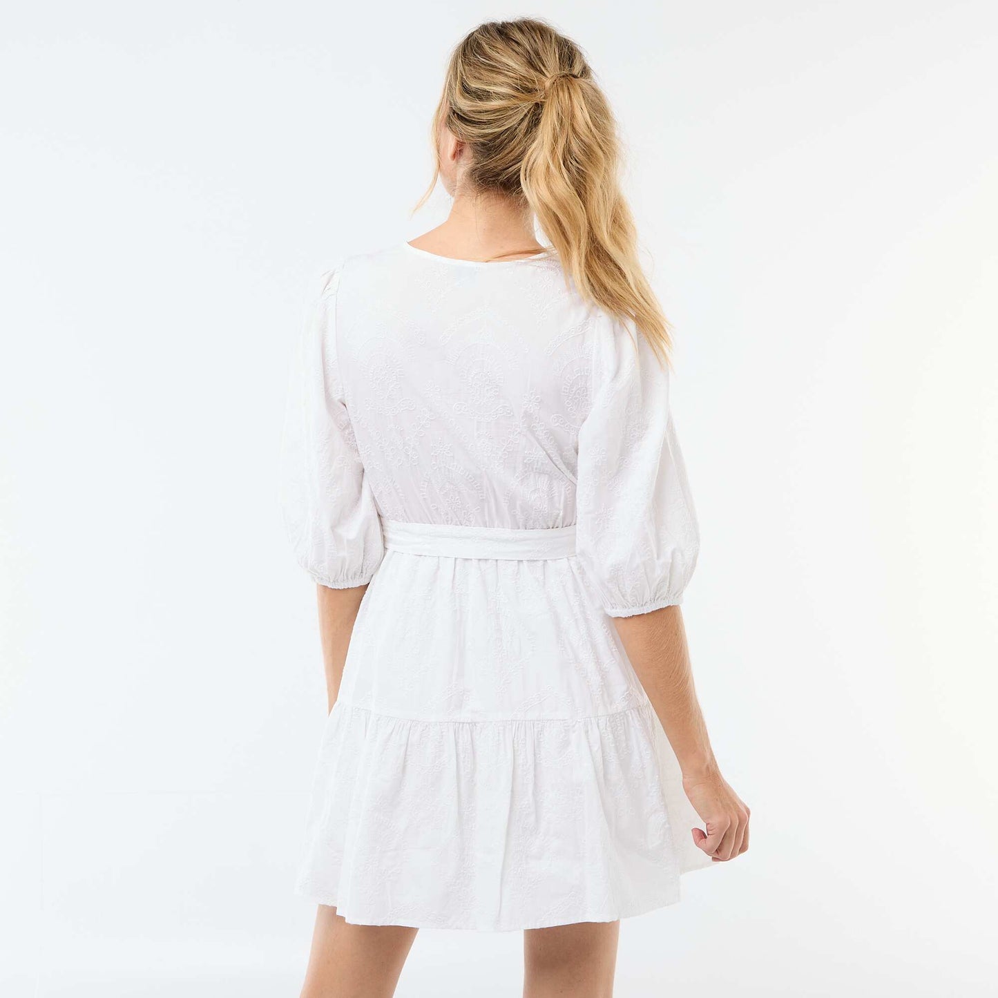 Robe courte à étage avec broderies anglaises BLANC