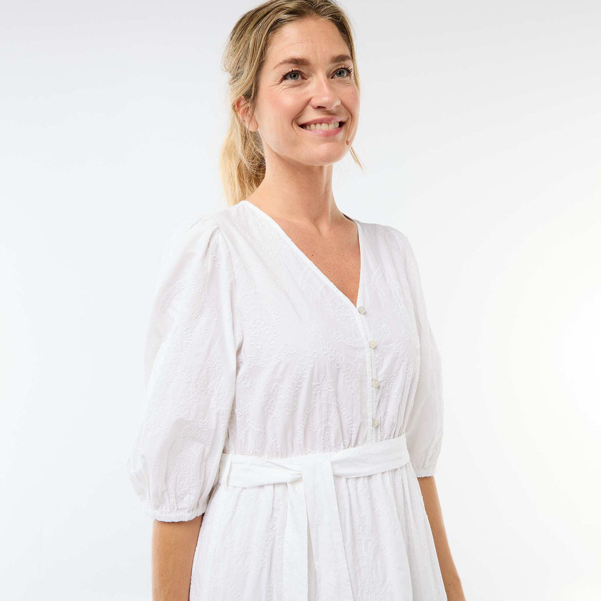 Robe courte à étage avec broderies anglaises BLANC