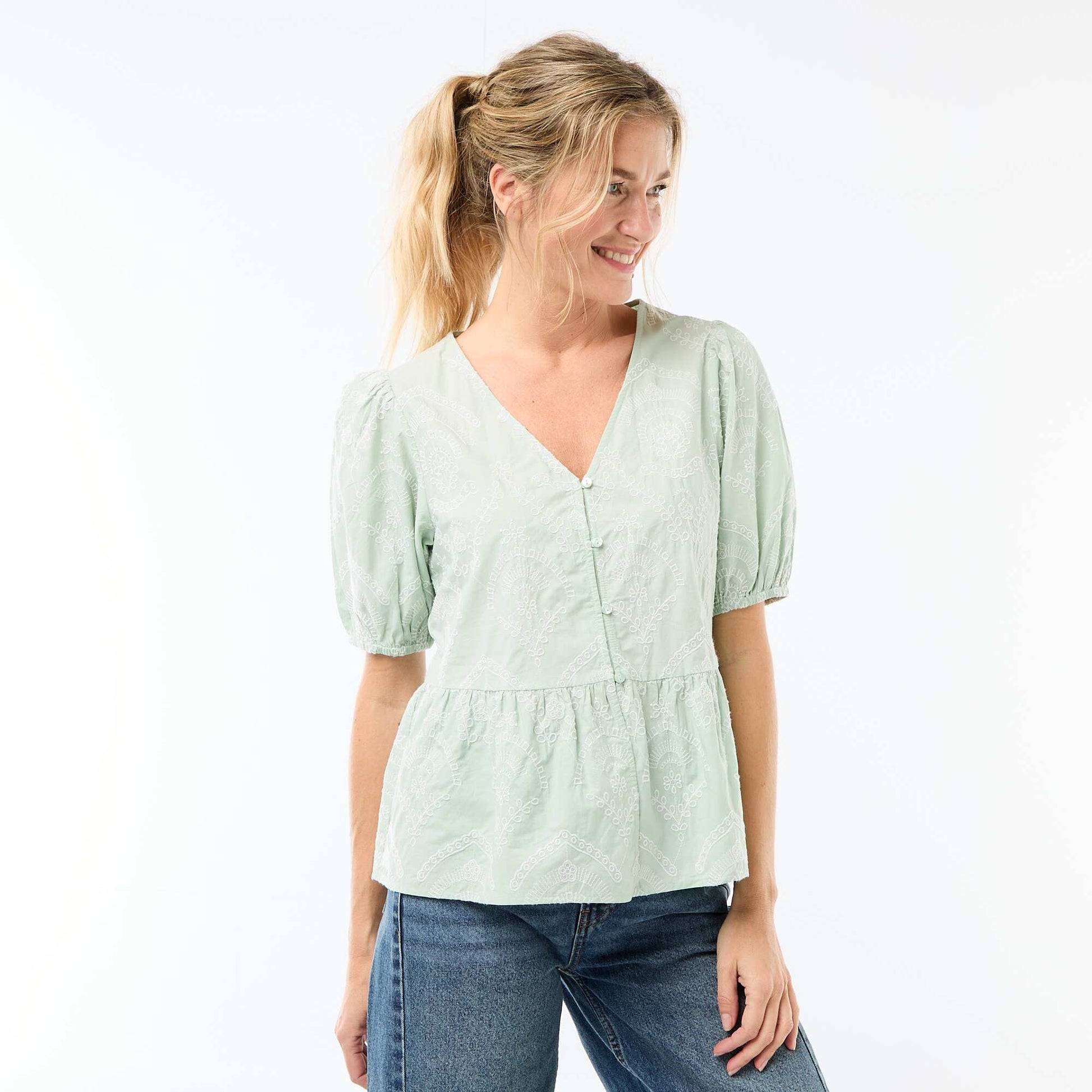 Blouse avec broderies et base volantée VERT