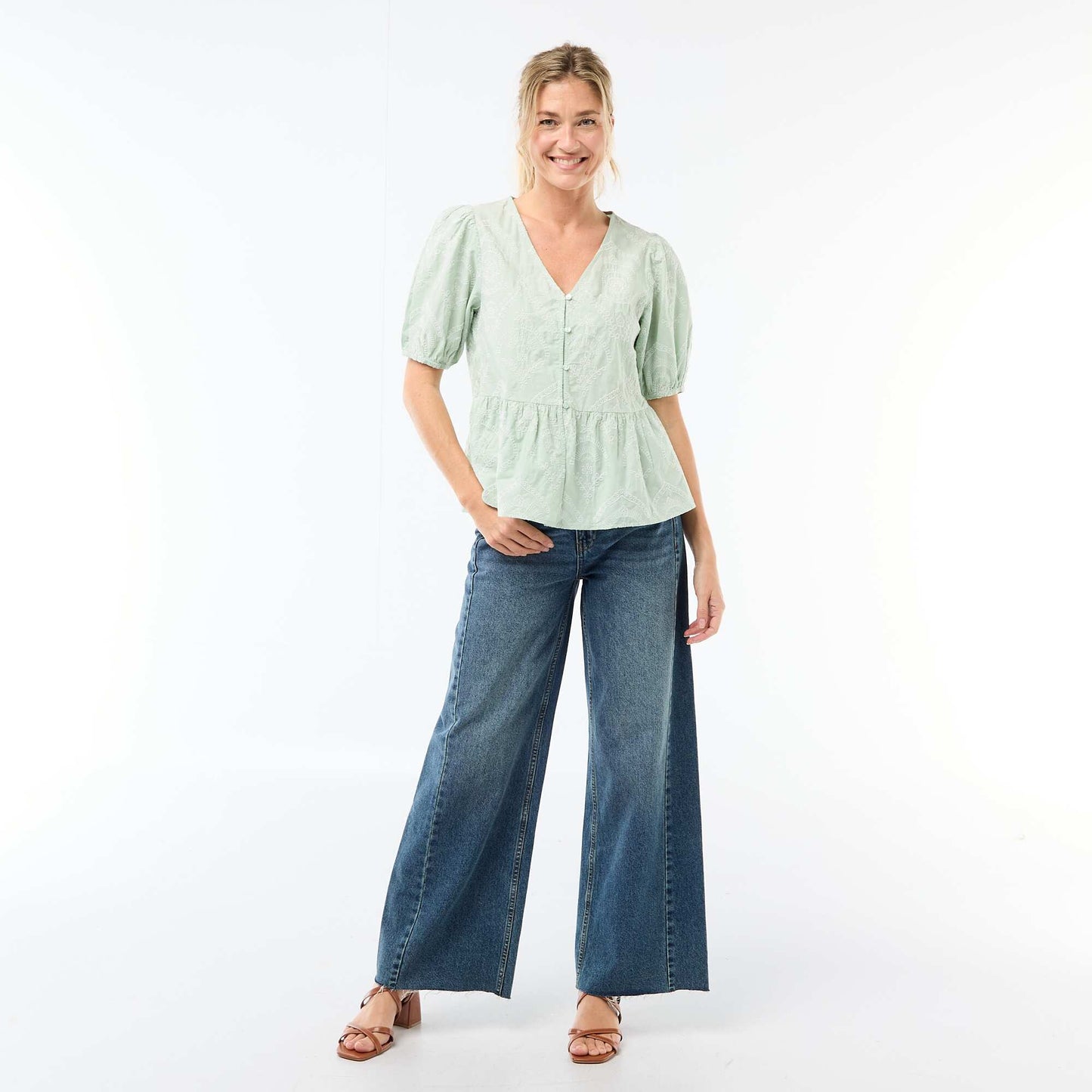 Blouse avec broderies et base volantée VERT