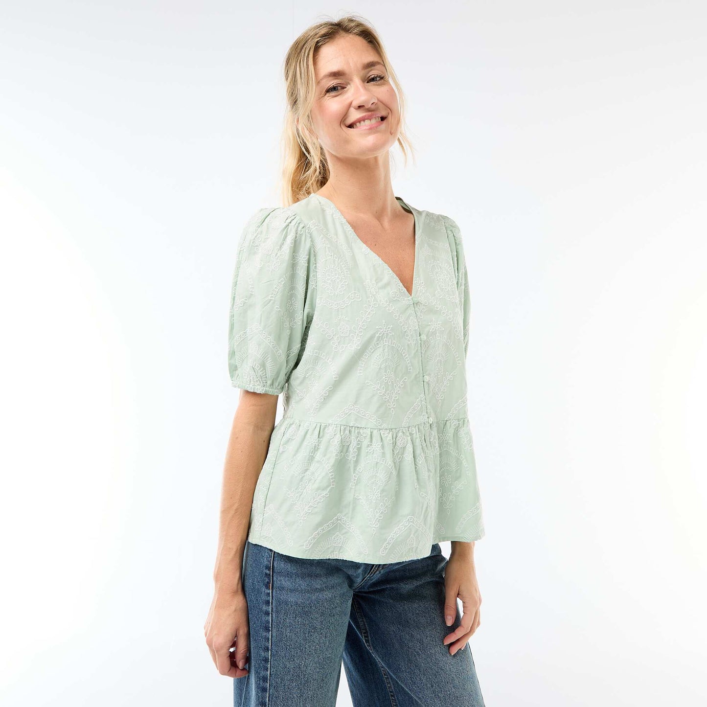 Blouse avec broderies et base volantée VERT