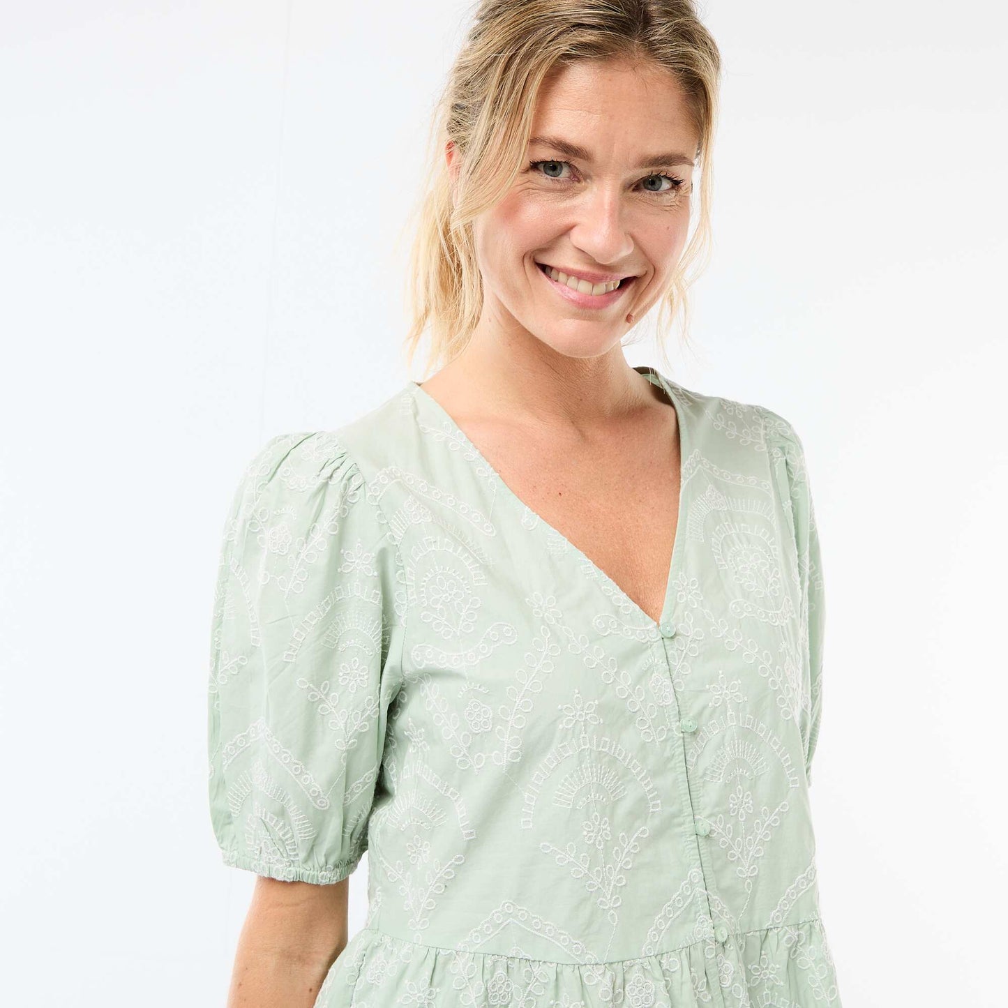 Blouse avec broderies et base volantée VERT