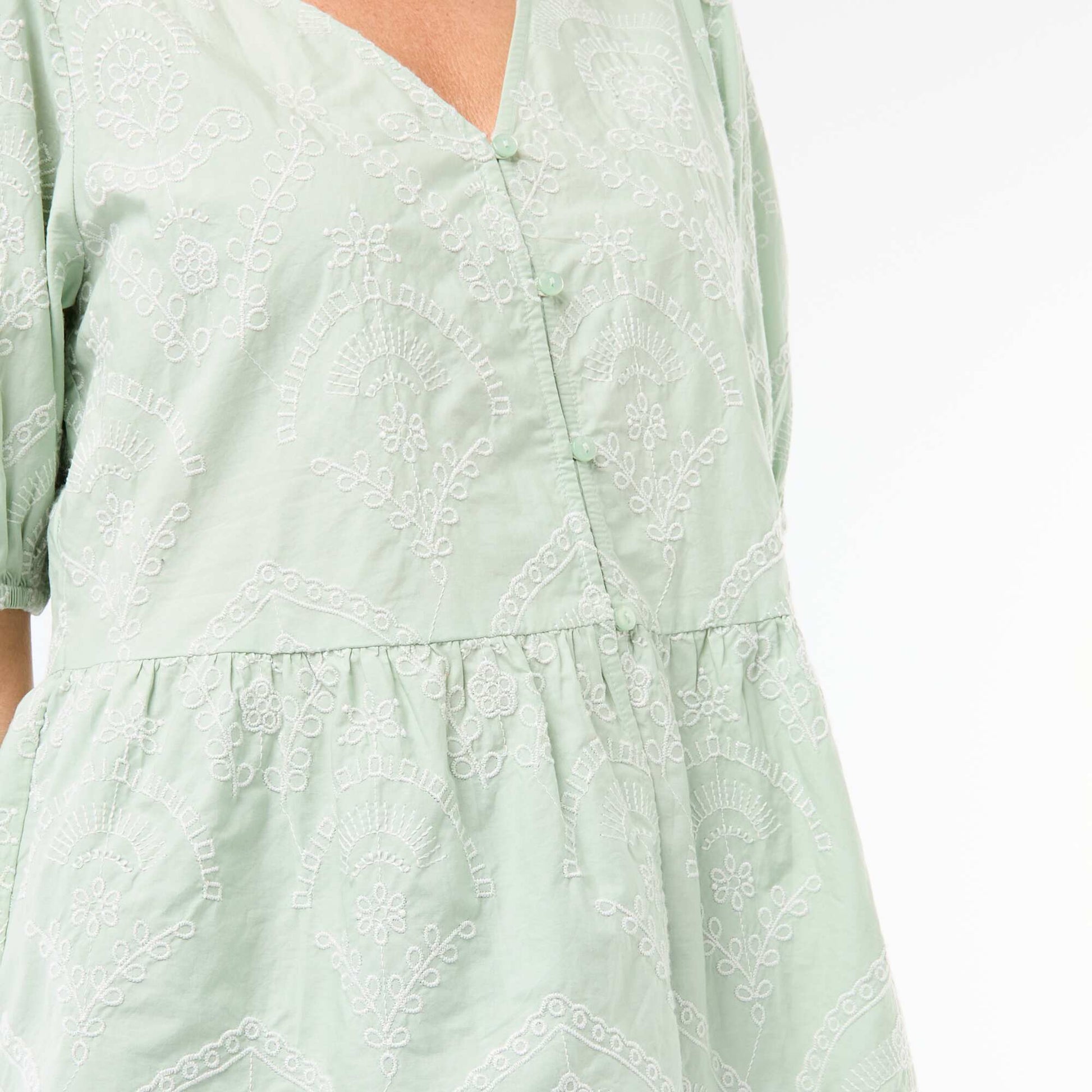 Blouse avec broderies et base volantée VERT