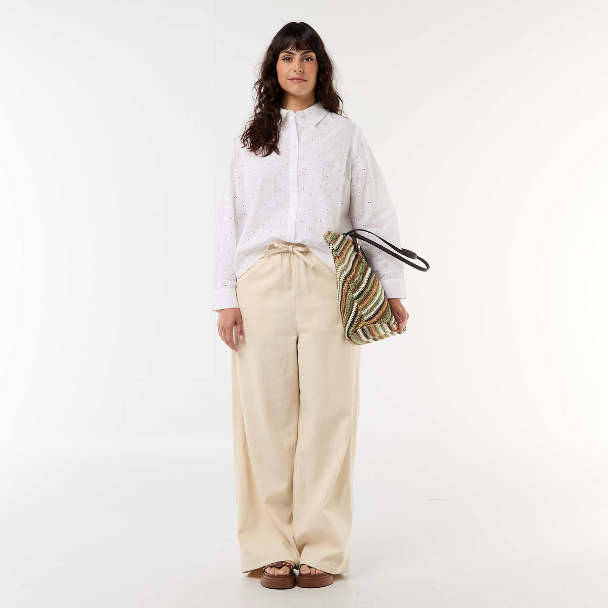Chemise avec broderie anglaise et détails ondulés BLANC