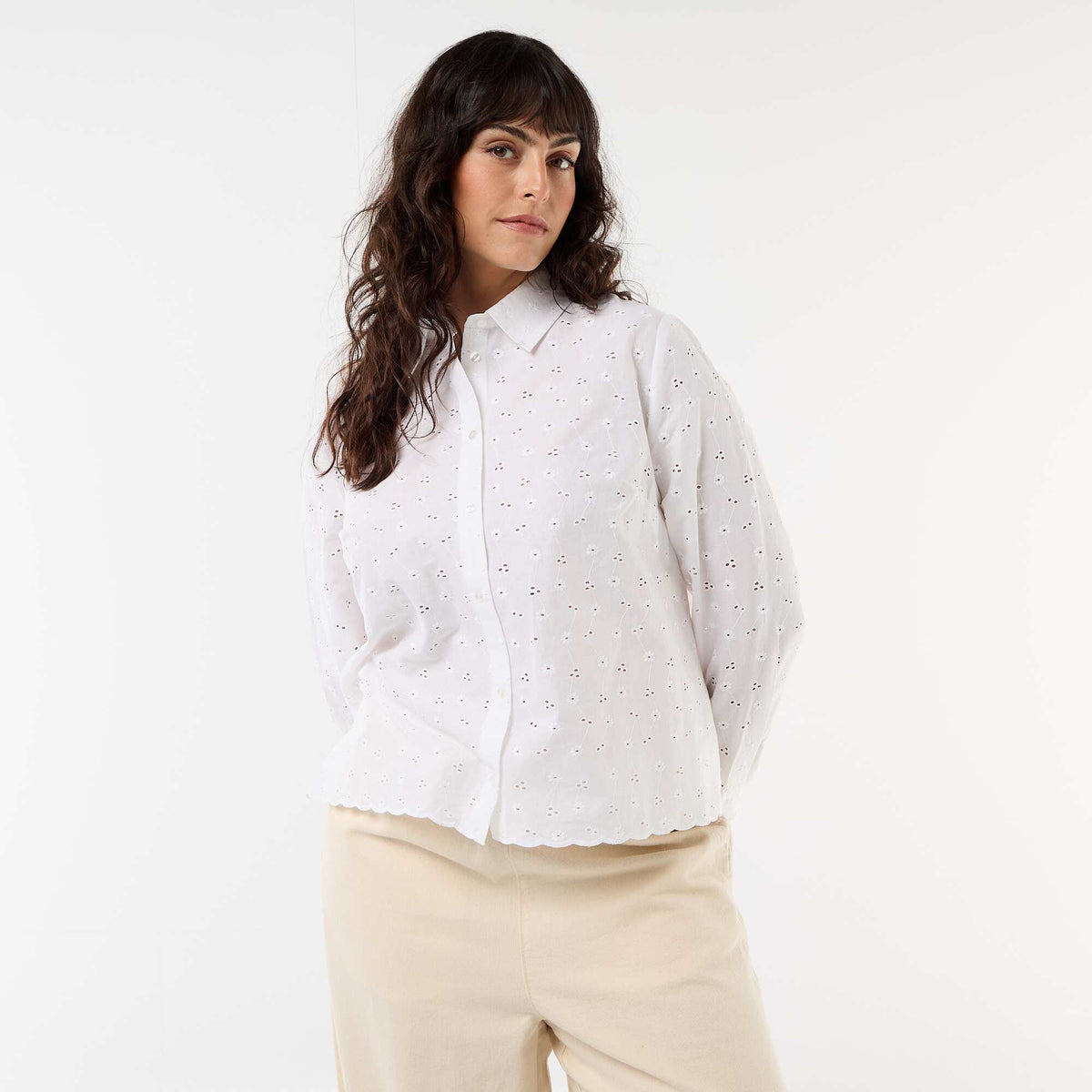 Chemise avec broderie anglaise et détails ondulés BLANC