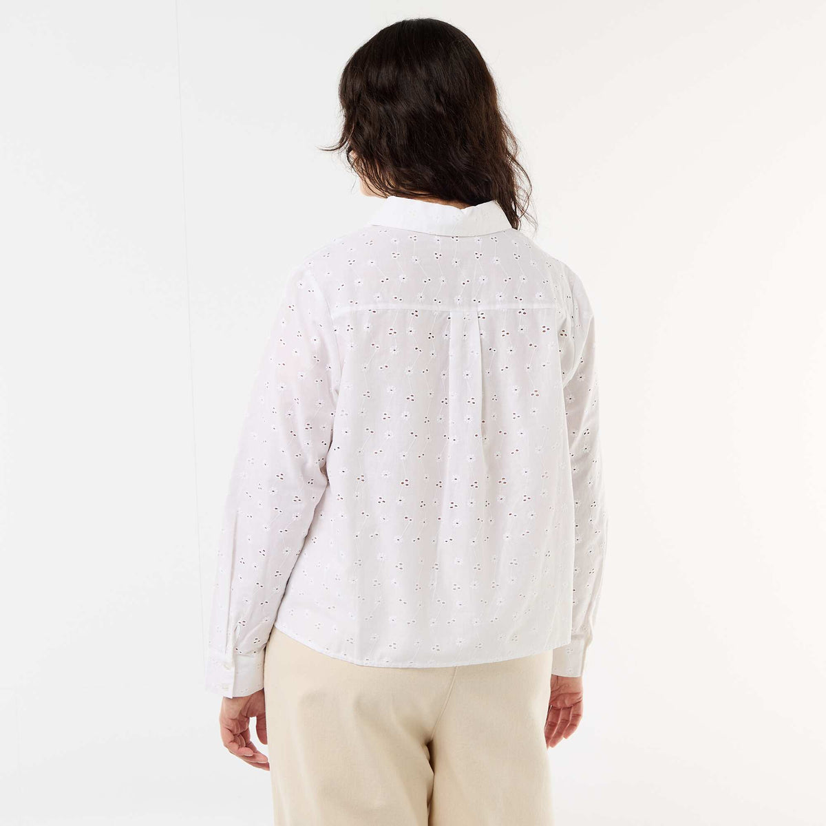 Chemise avec broderie anglaise et détails ondulés BLANC