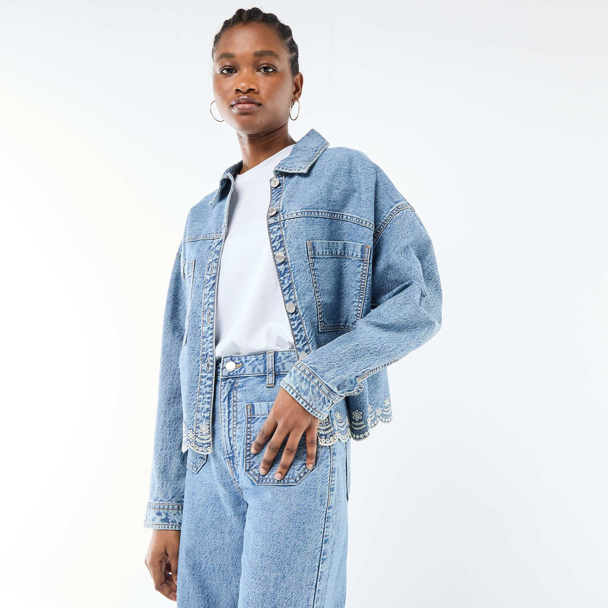 Veste denim boutonnée avec broderie en coton uni BLEU