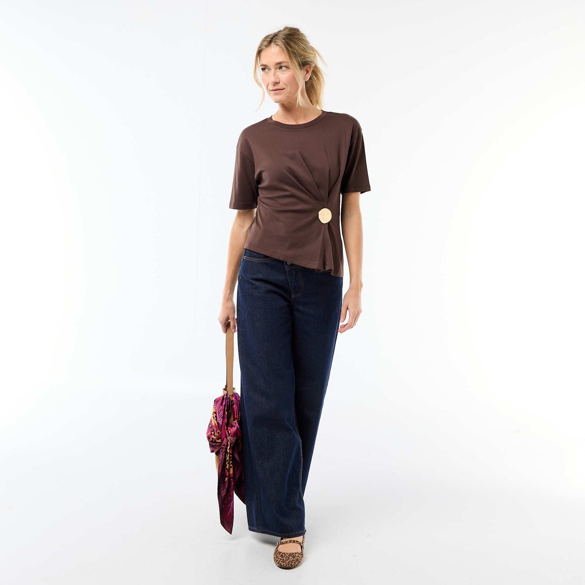 T-shirt à manches courtes drapé avec bijou fantaisie MARRON