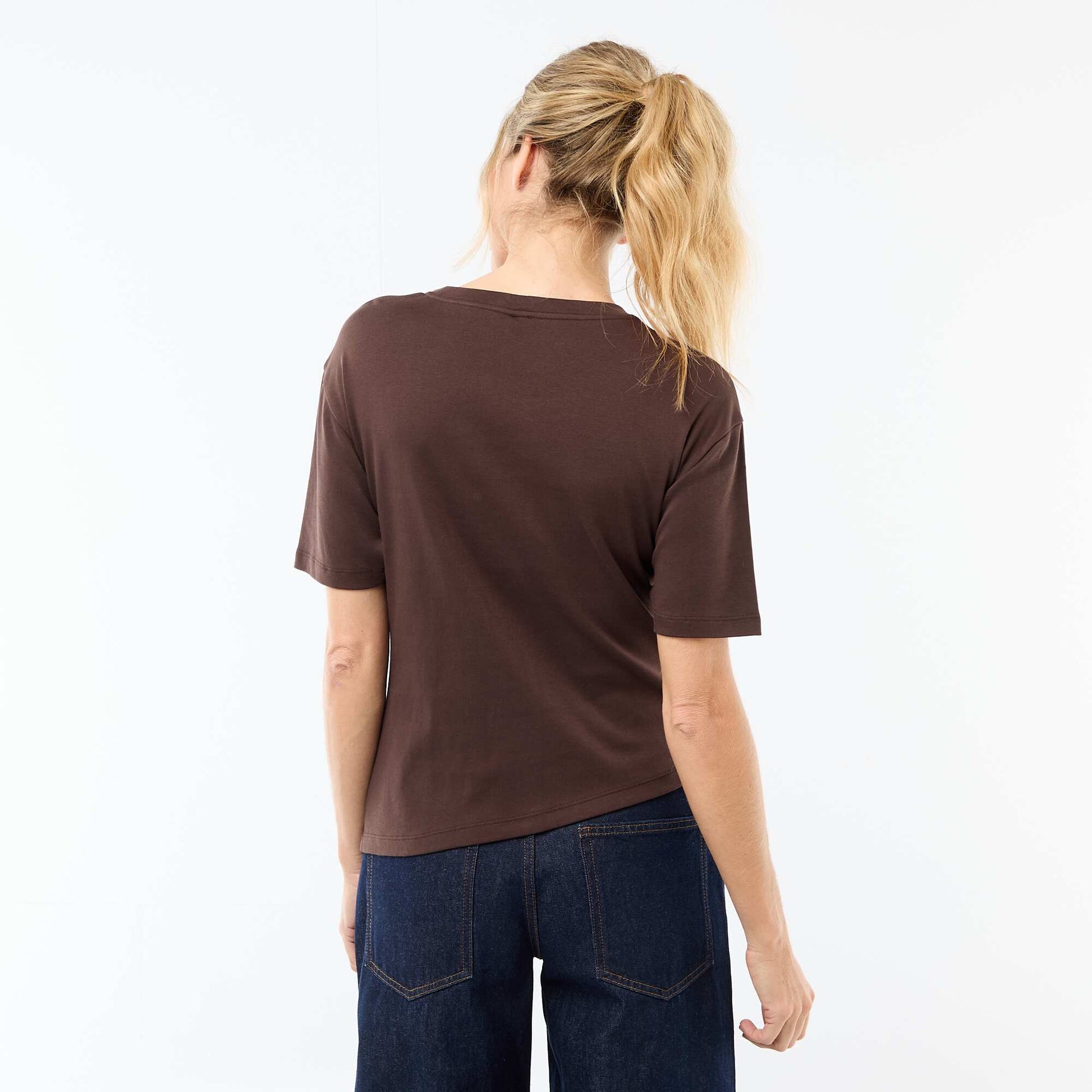 T-shirt à manches courtes drapé avec bijou fantaisie MARRON