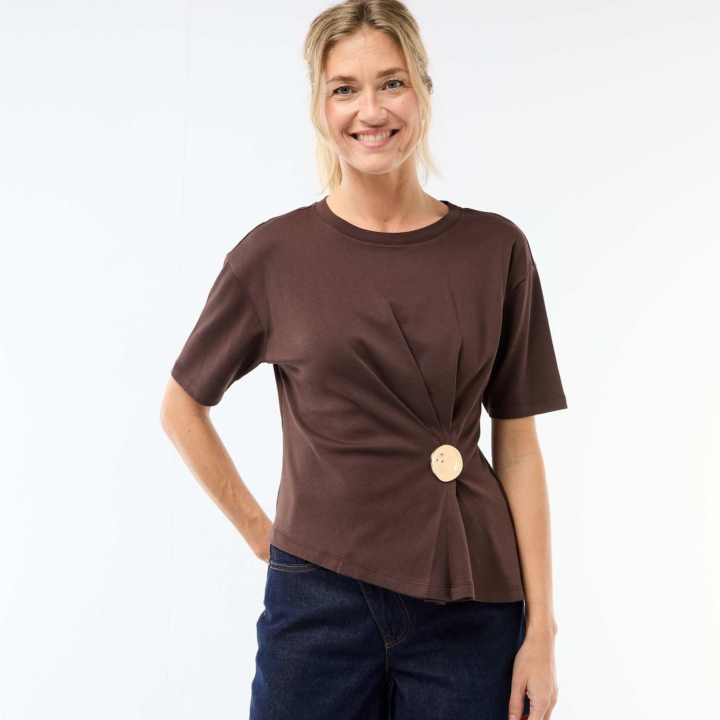 T-shirt à manches courtes drapé avec bijou fantaisie MARRON