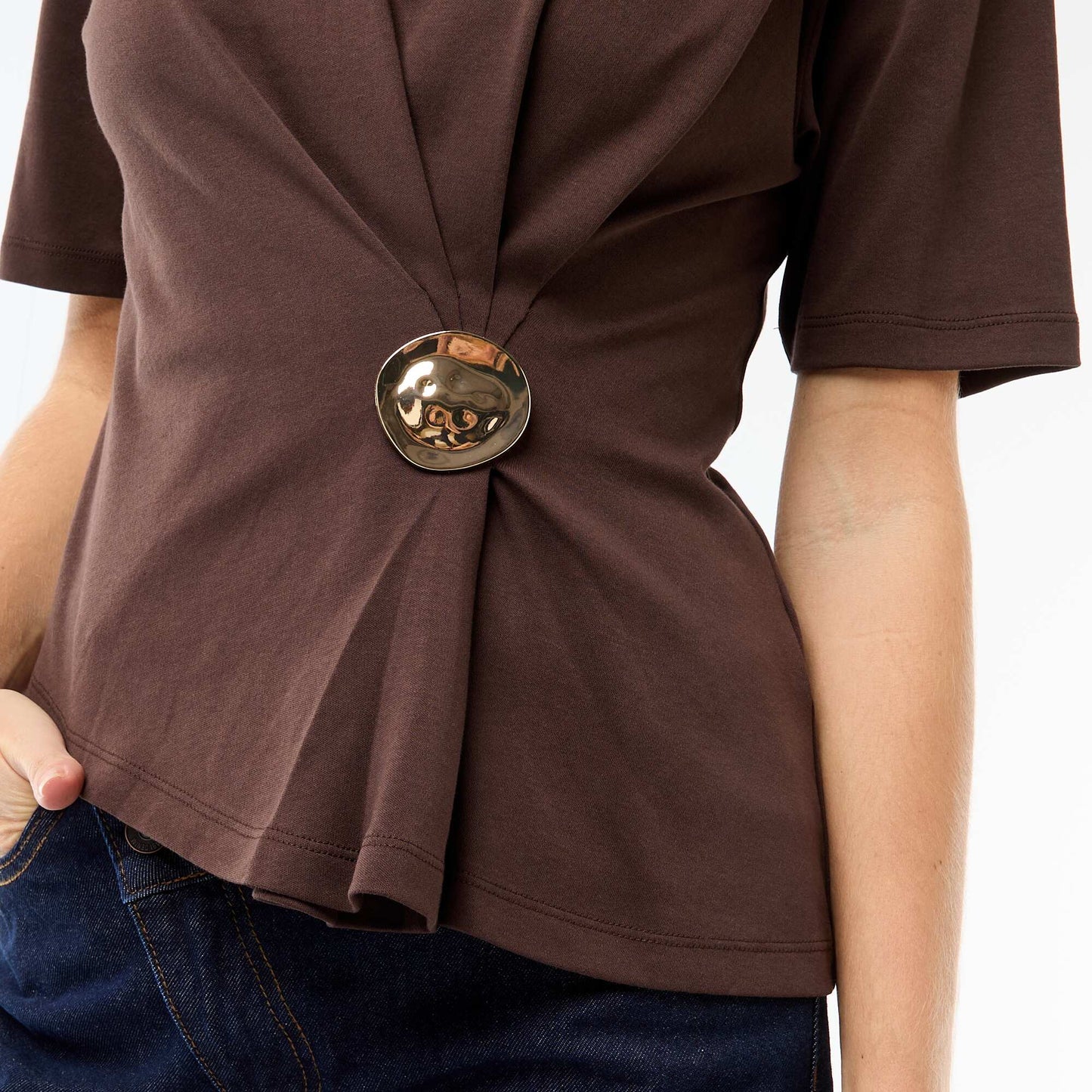 T-shirt à manches courtes drapé avec bijou fantaisie MARRON