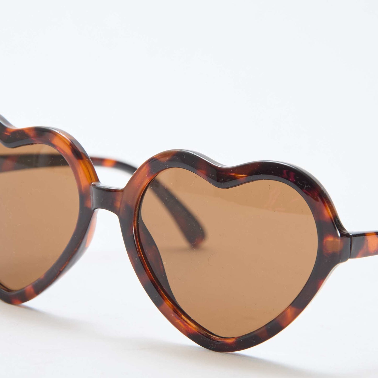Paire de lunettes de soleil forme cœur MARRON