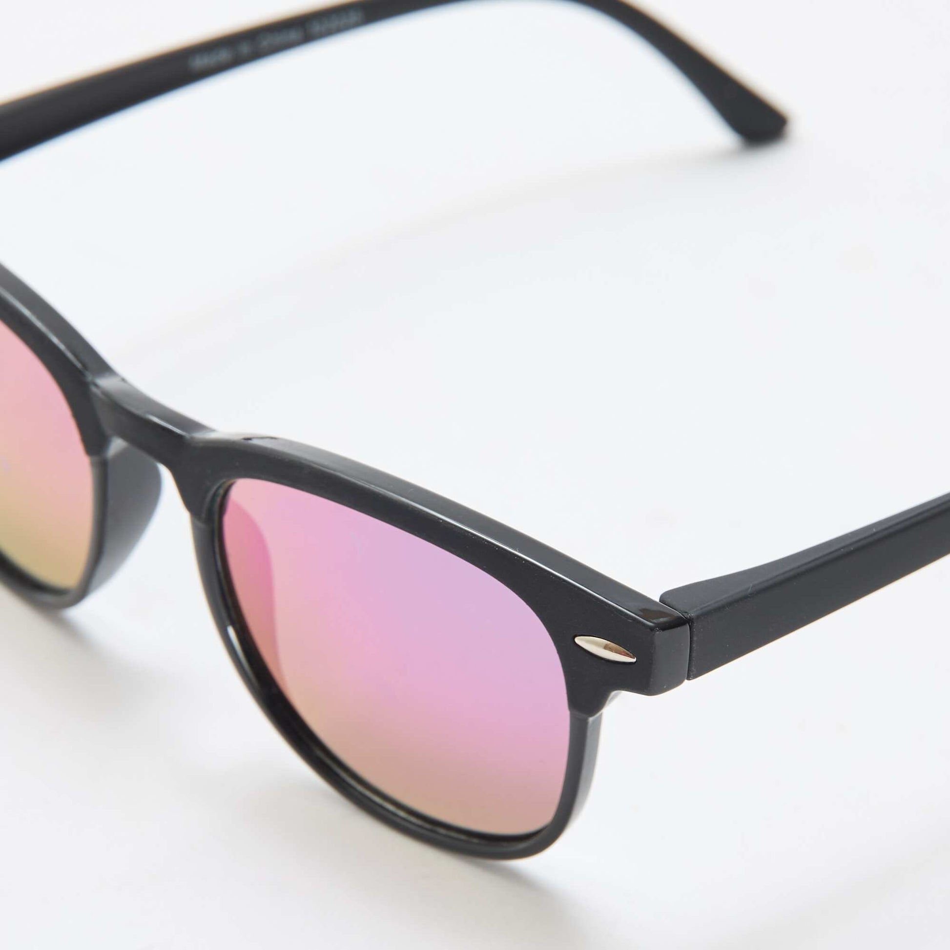 Paire de lunette de soleil classique uni NOIR