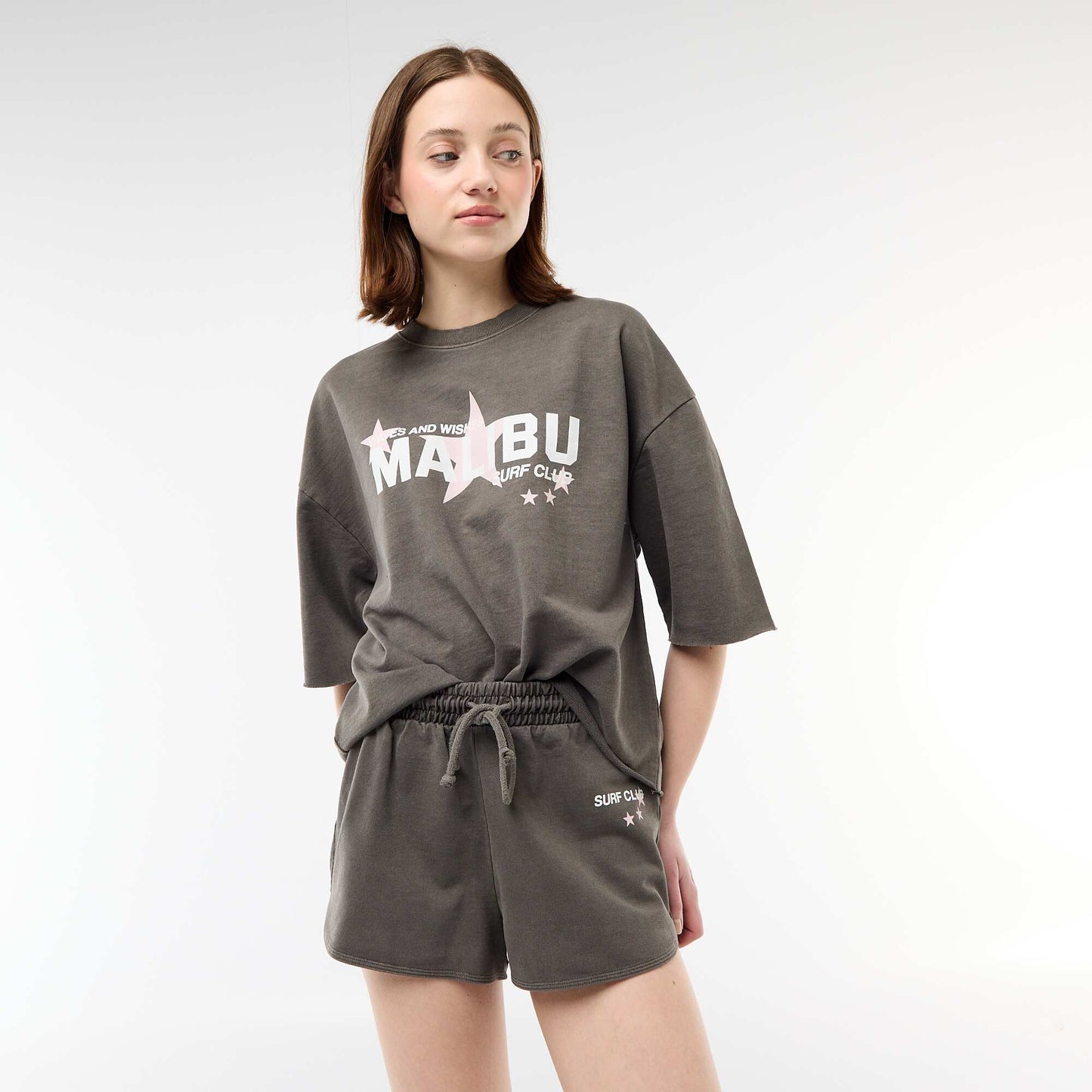 Short court en french terry avec inscription GRIS
