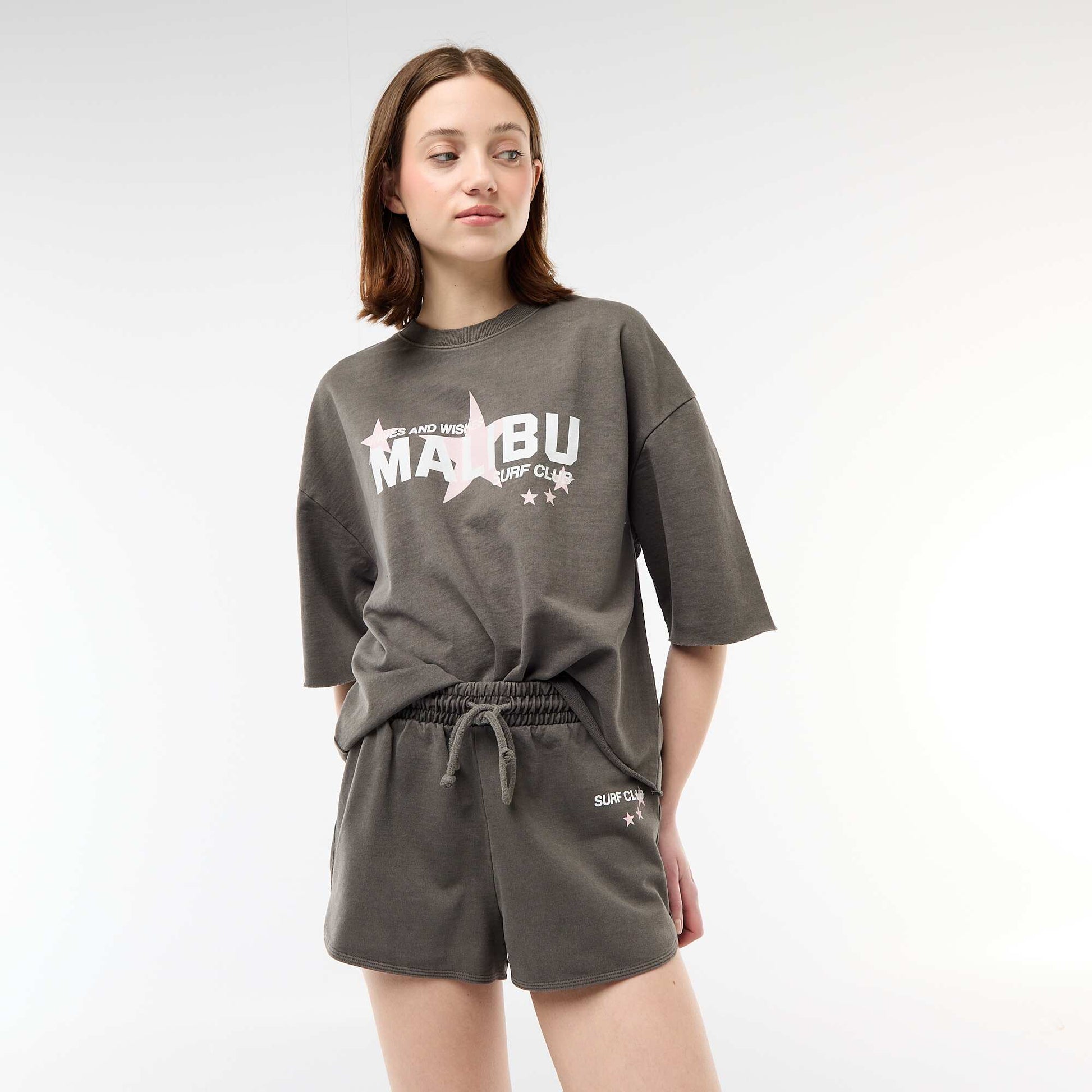 Short court en french terry avec inscription GRIS