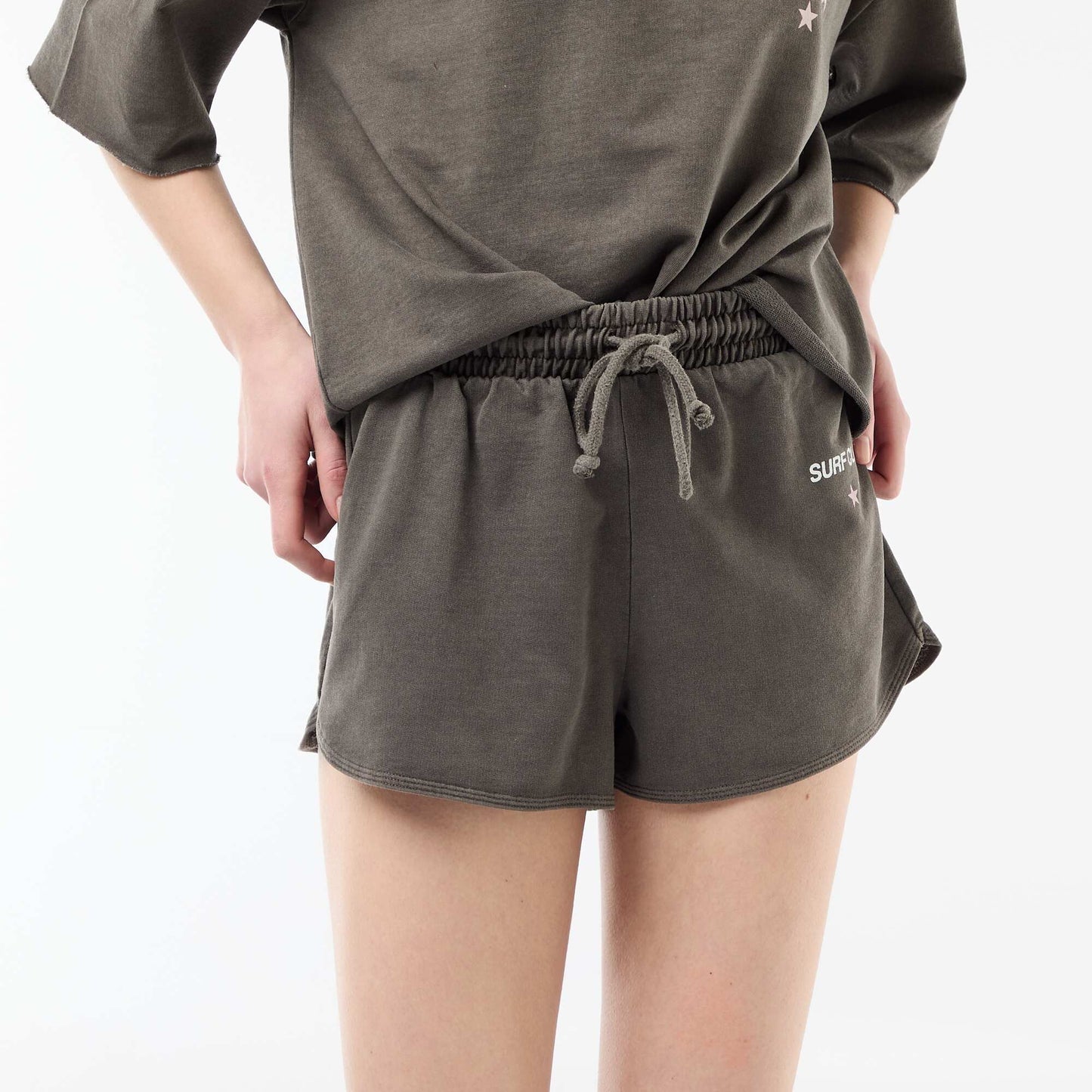Short court en french terry avec inscription GRIS