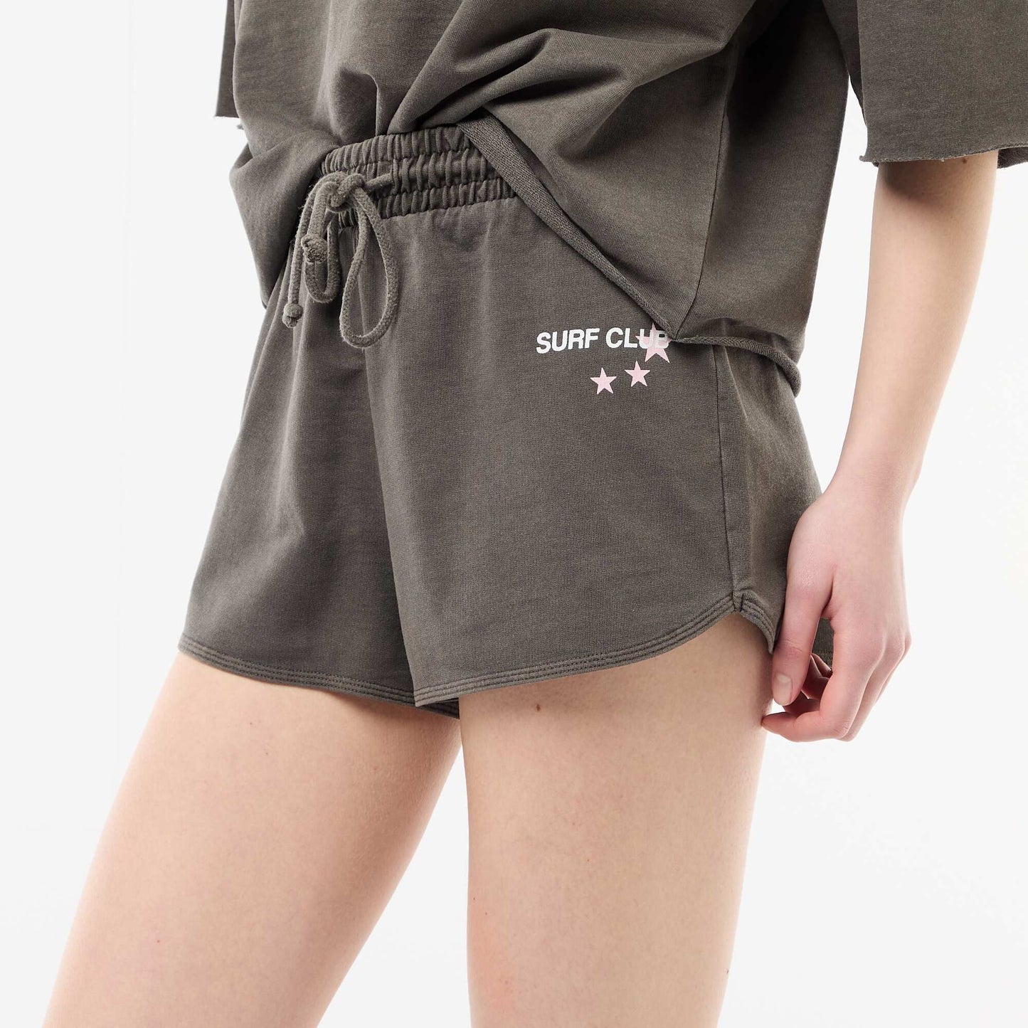 Short court en french terry avec inscription GRIS