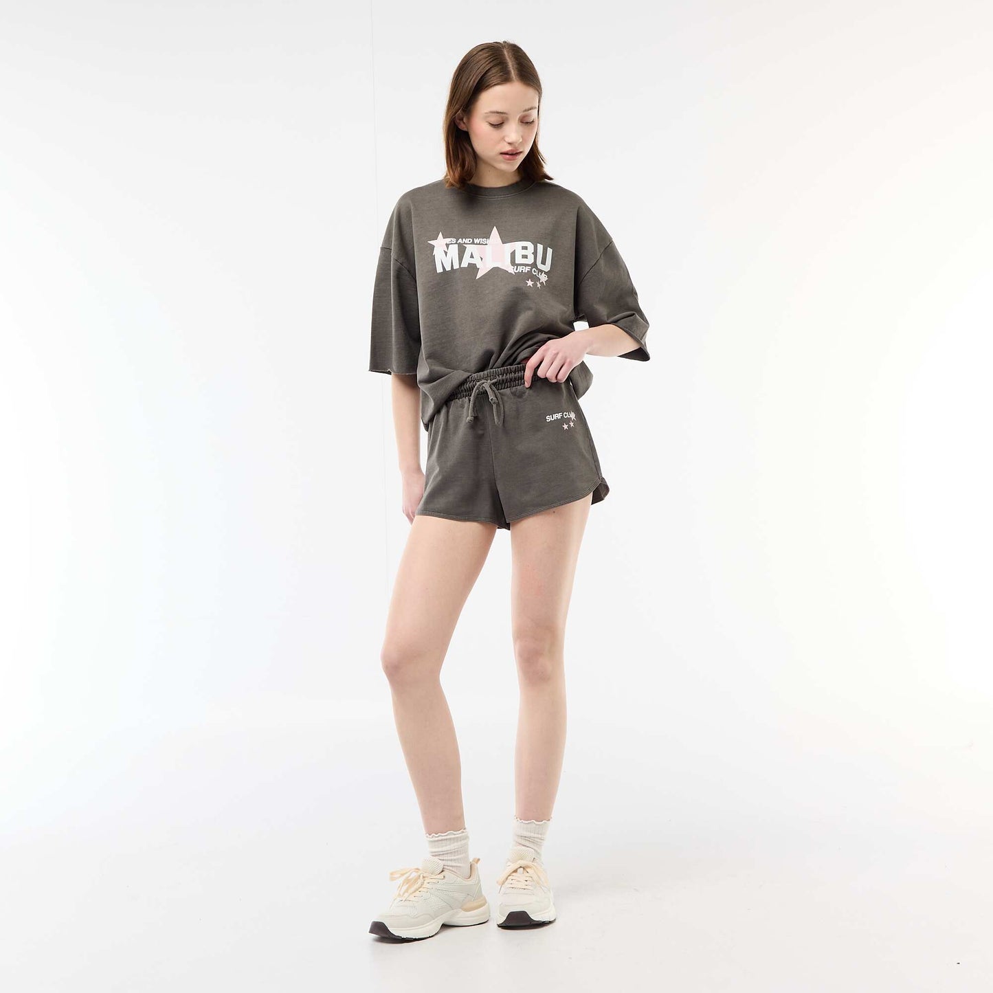 Short court en french terry avec inscription GRIS