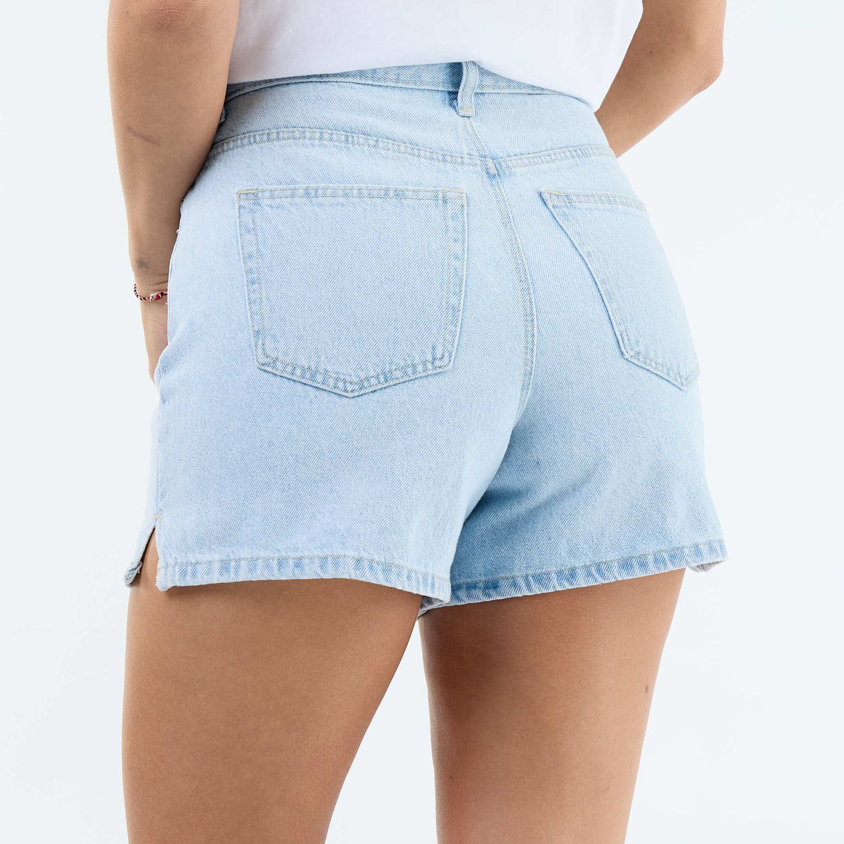 Short denim avec motifs brodés BLEU