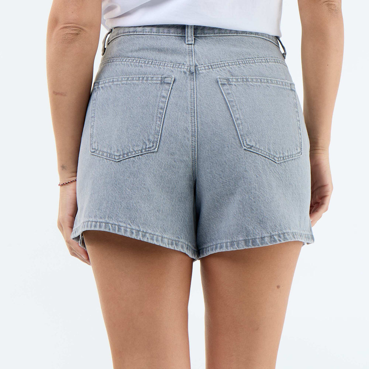 Short denim avec motifs brodés GRIS