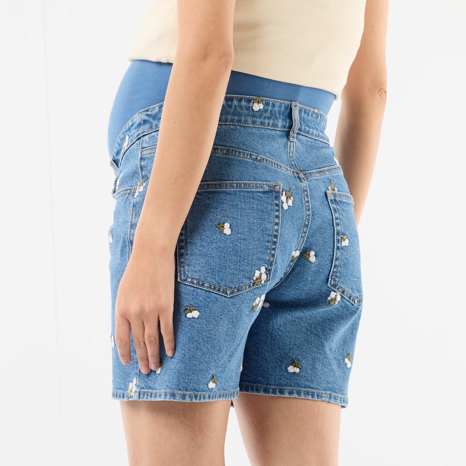 Bermuda en jean taille haute de maternité avec broderies BLEU