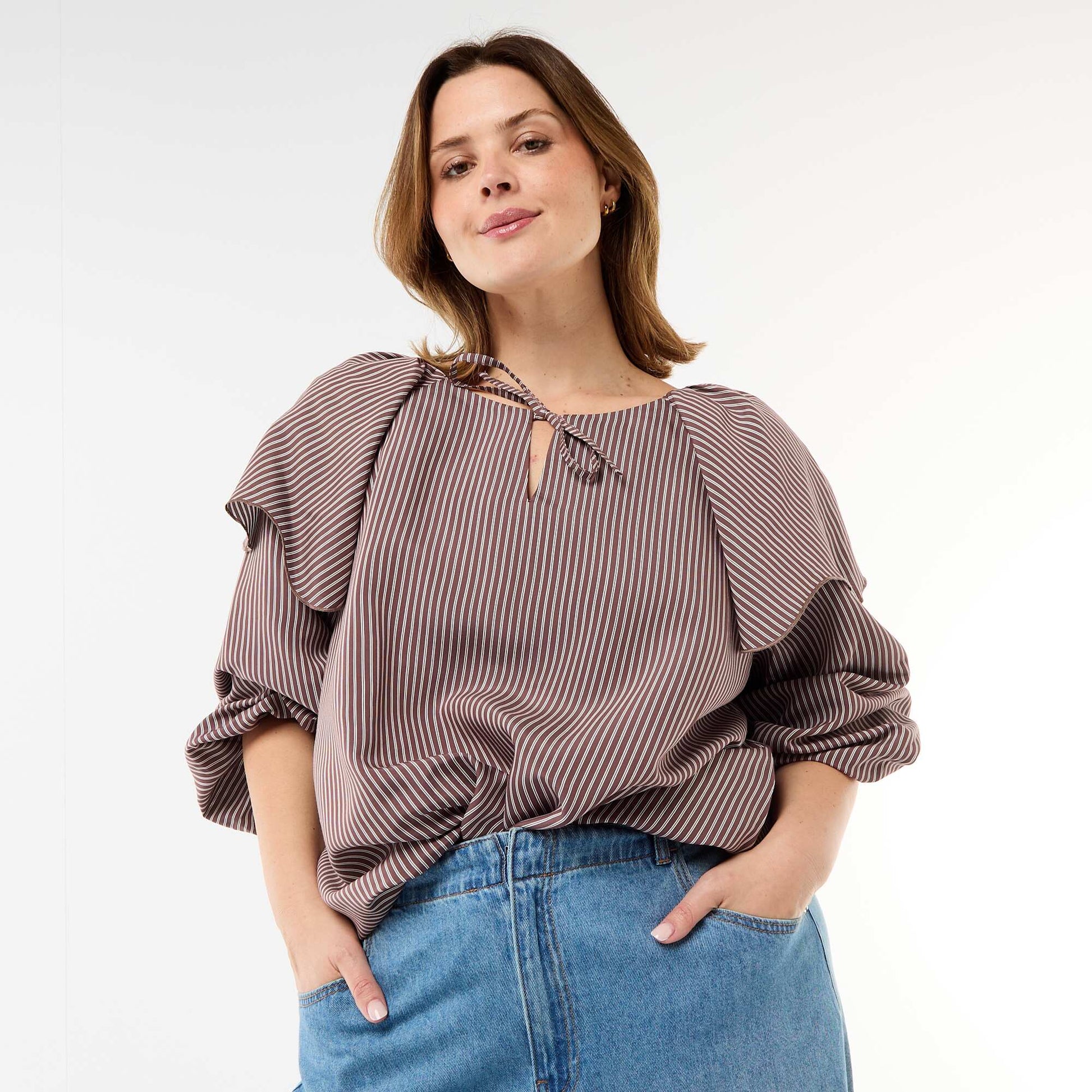 Blouse fluide à manches longues et large volant au col MARRON