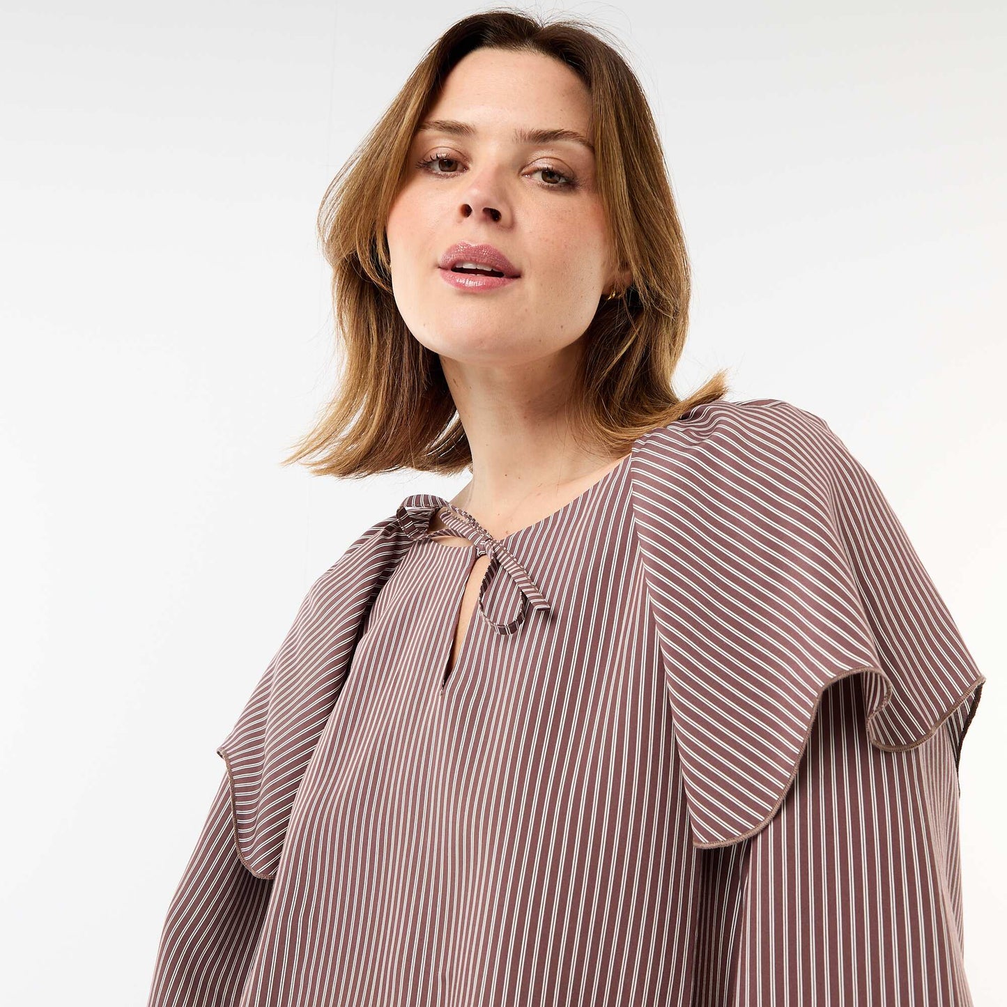 Blouse fluide à manches longues et large volant au col MARRON