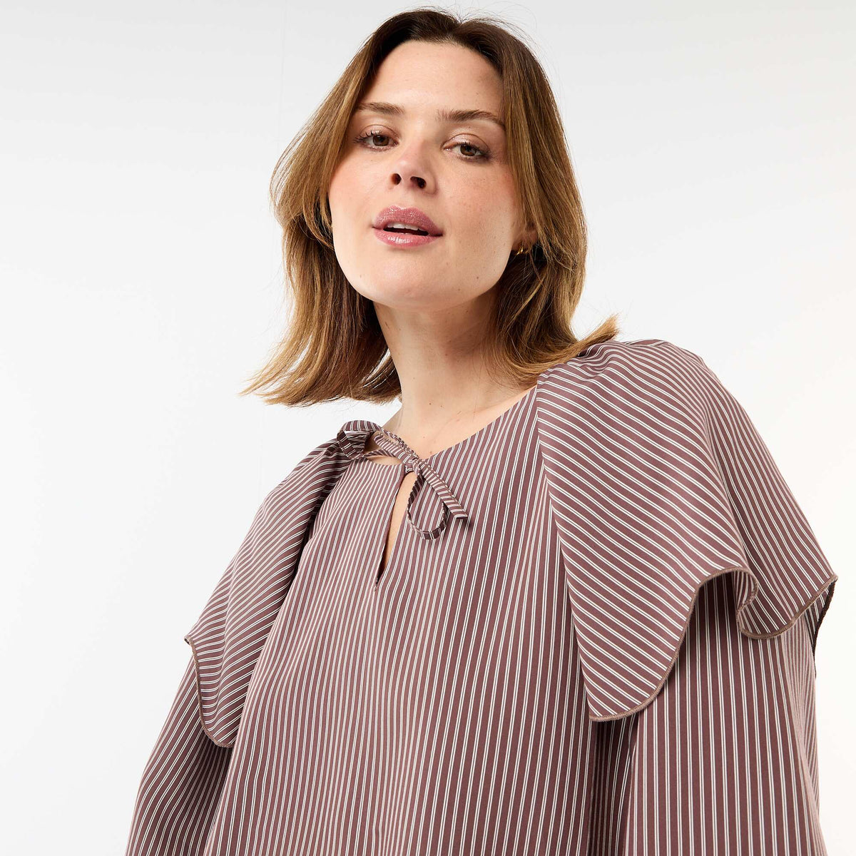 Blouse fluide à manches longues et large volant au col MARRON