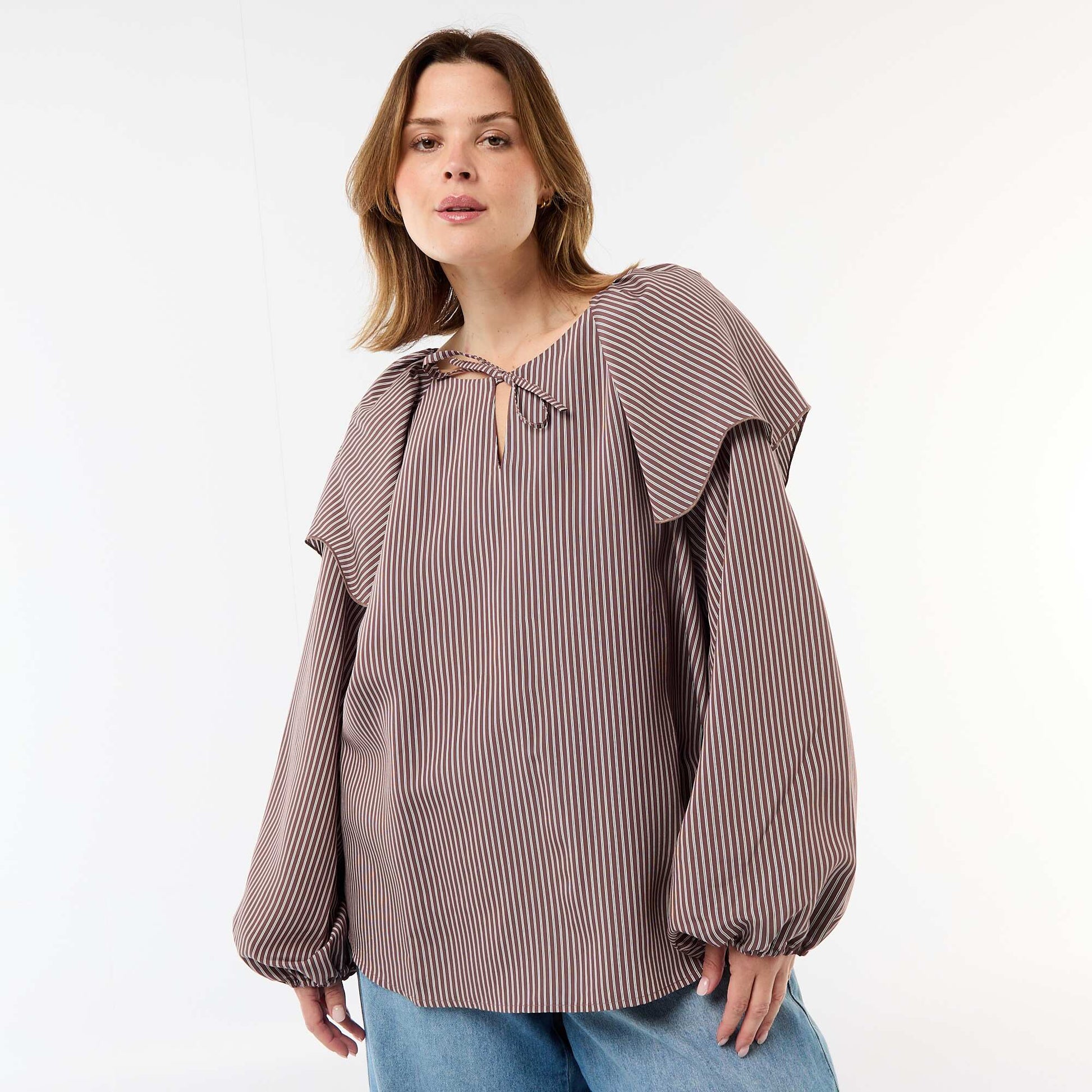 Blouse fluide à manches longues et large volant au col MARRON