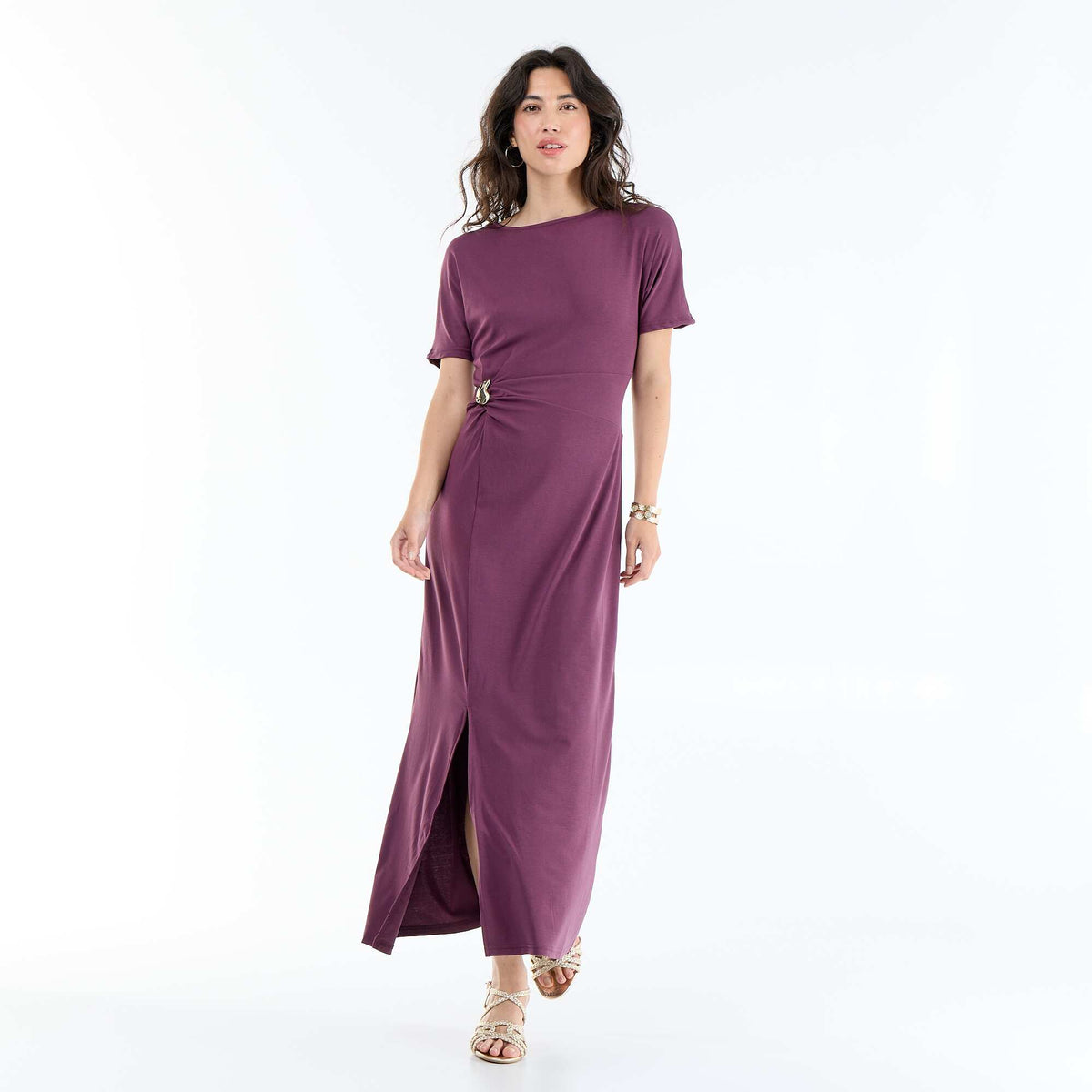 Robe longue coupe plissée et broche dorée martelée. VIOLET