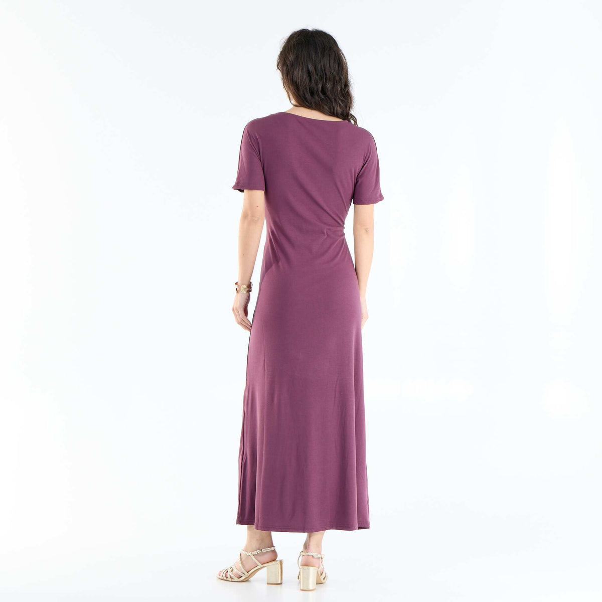 Robe longue coupe plissée et broche dorée martelée. VIOLET