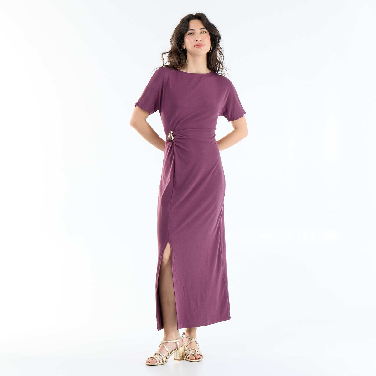 Robe longue coupe plissée et broche dorée martelée. VIOLET