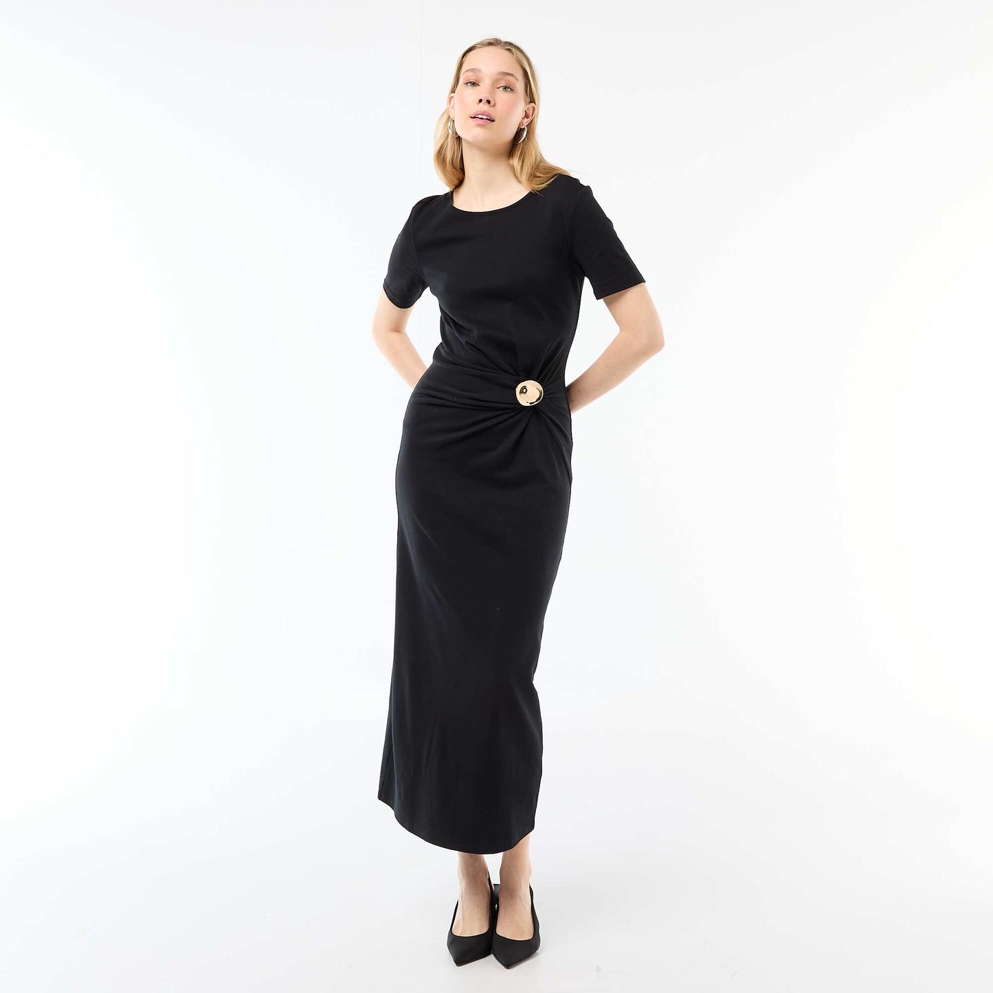 Robe longue coupe drapée avec bijou NOIR