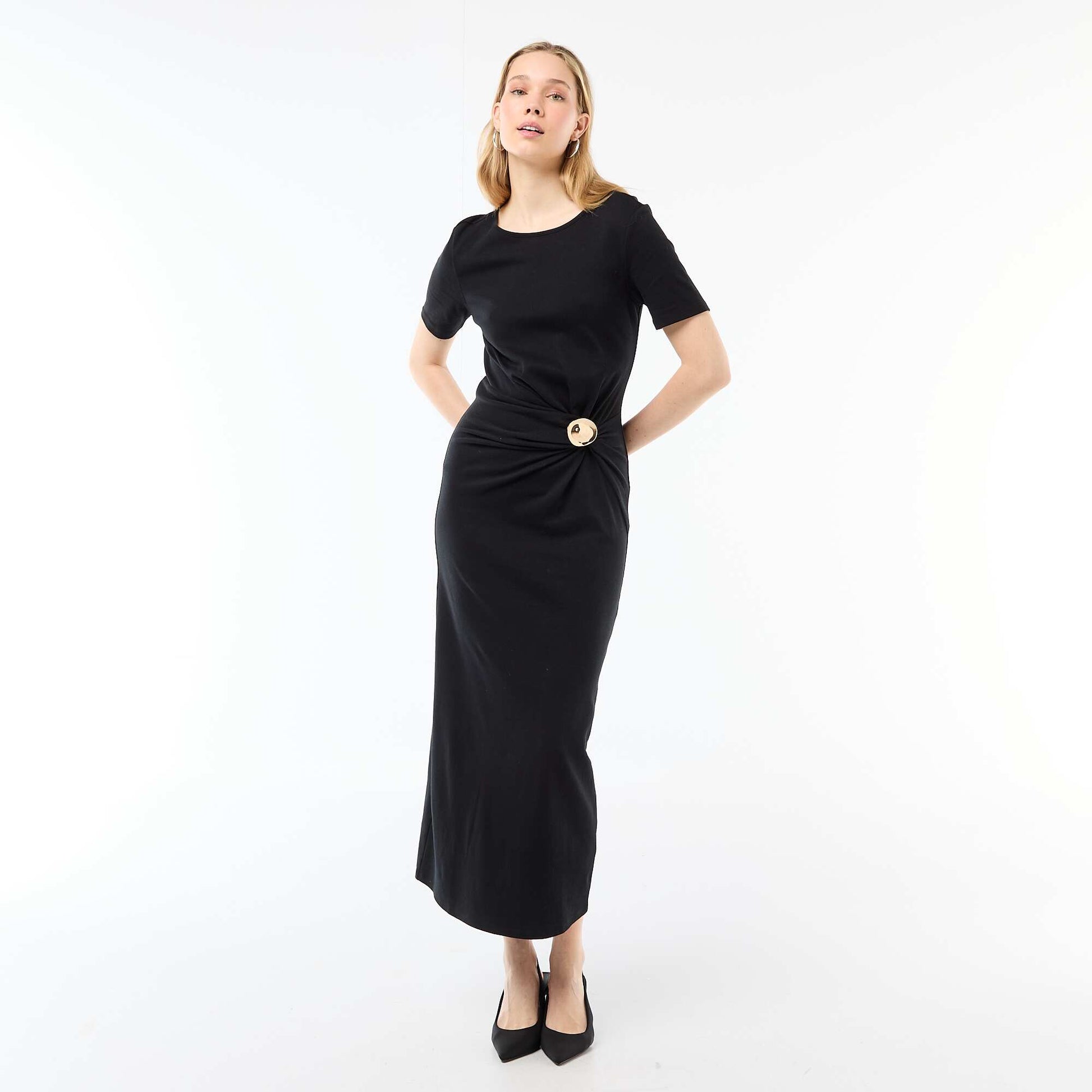 Robe longue coupe drapée avec bijou NOIR