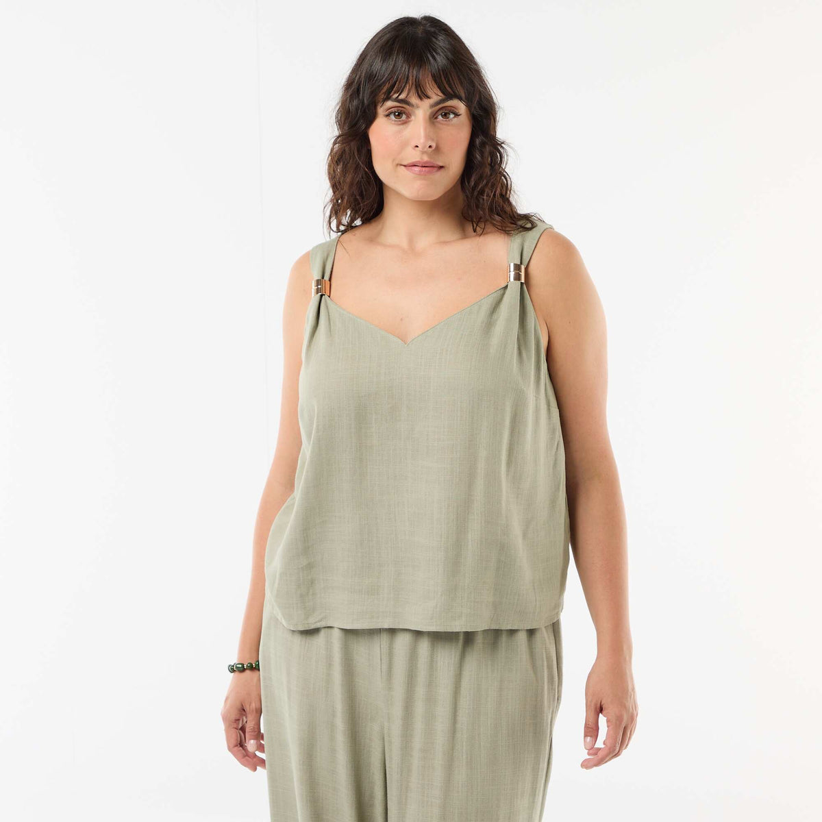 Top fluide en lin mélangé avec bijoux dorés VERT