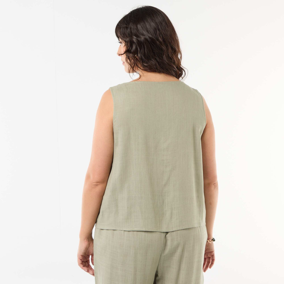 Top fluide en lin mélangé avec bijoux dorés VERT