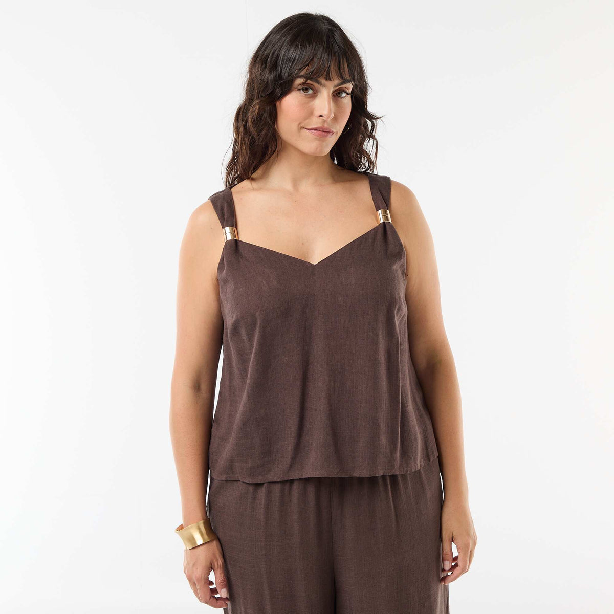 Top fluide en lin mélangé avec bijoux dorés MARRON