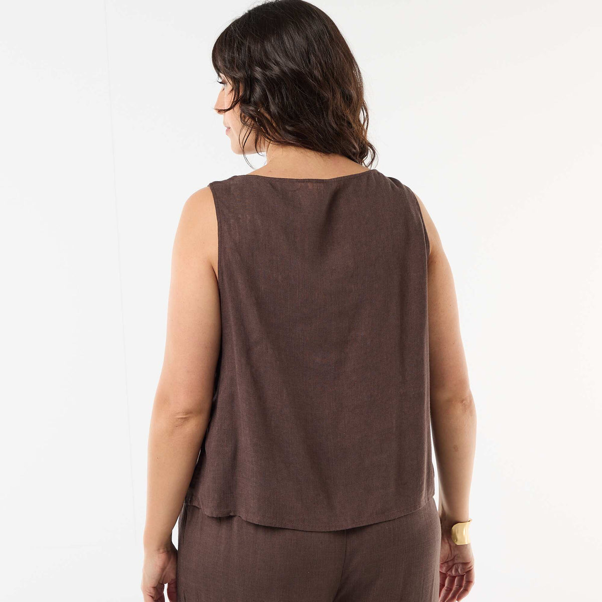 Top fluide en lin mélangé avec bijoux dorés MARRON
