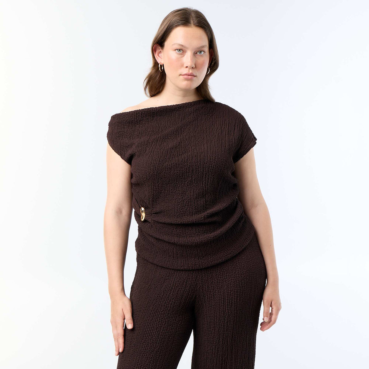 Top asymétrique en maille crinkle avec bijou doré MARRON