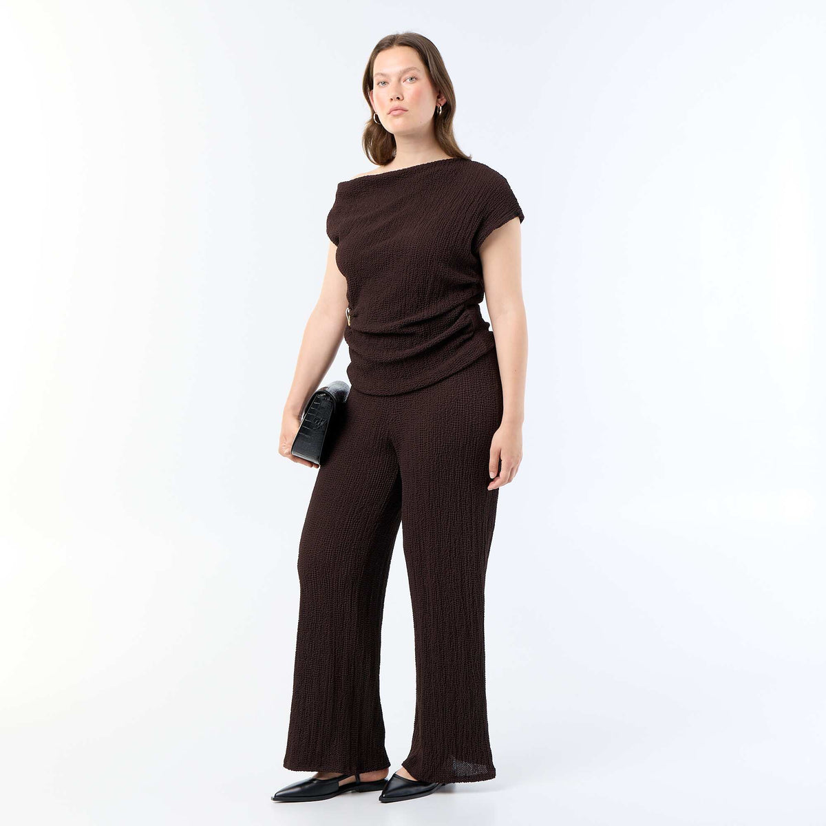 Top asymétrique en maille crinkle avec bijou doré MARRON