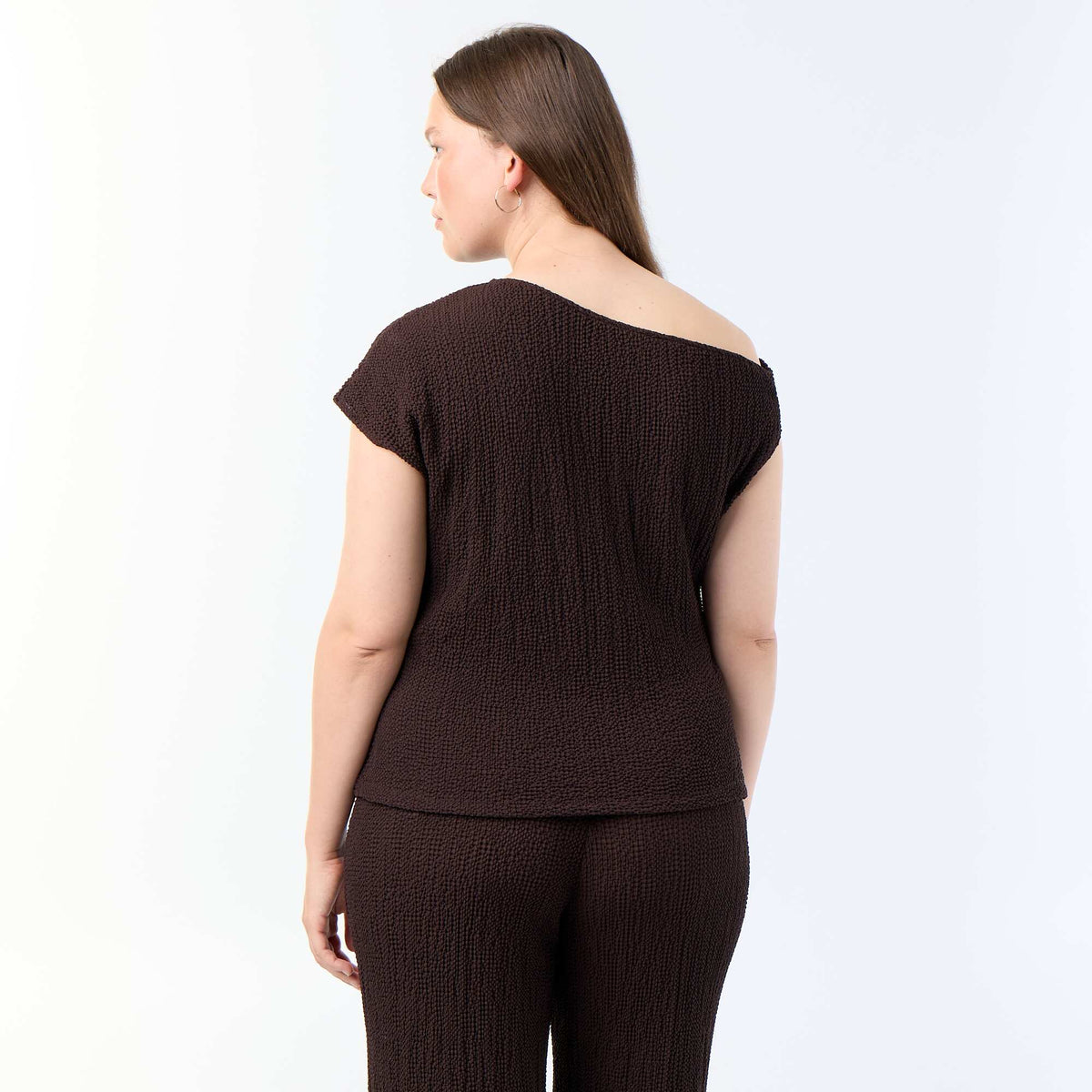 Top asymétrique en maille crinkle avec bijou doré MARRON