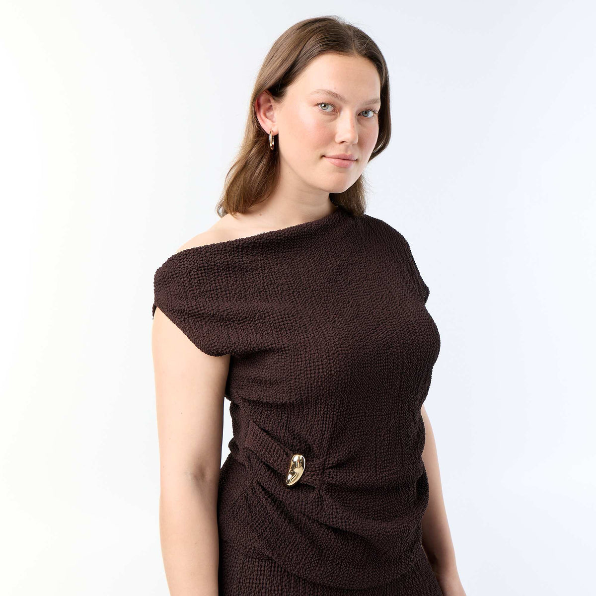 Top asymétrique en maille crinkle avec bijou doré MARRON